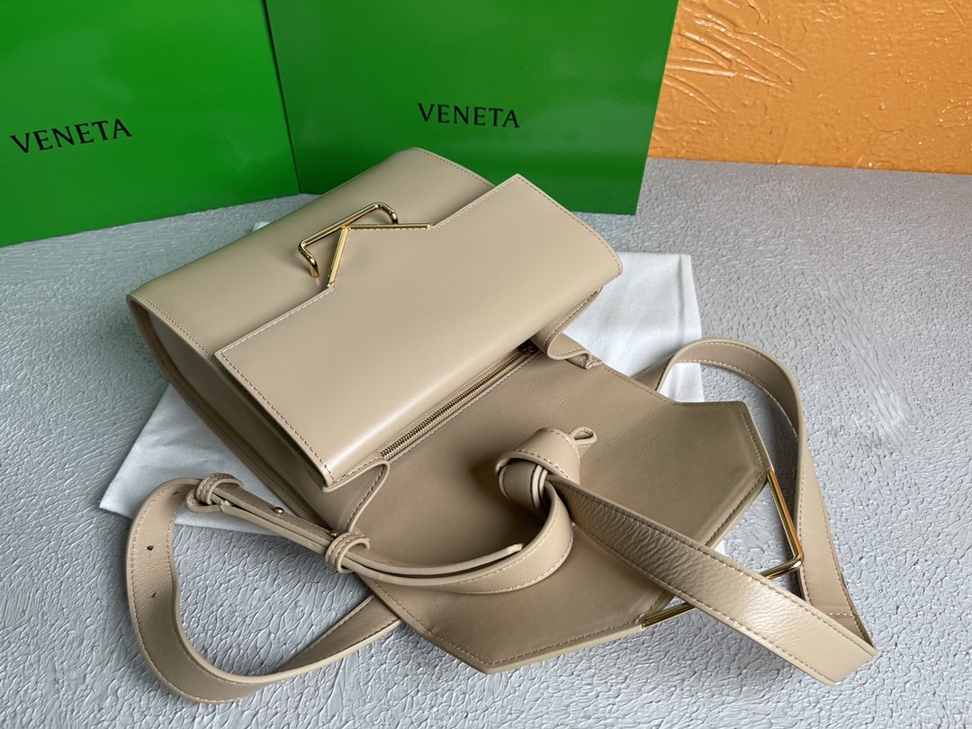 Top Quality Clip Bag Beige, For Women, Women’s Bags 9in/23cm