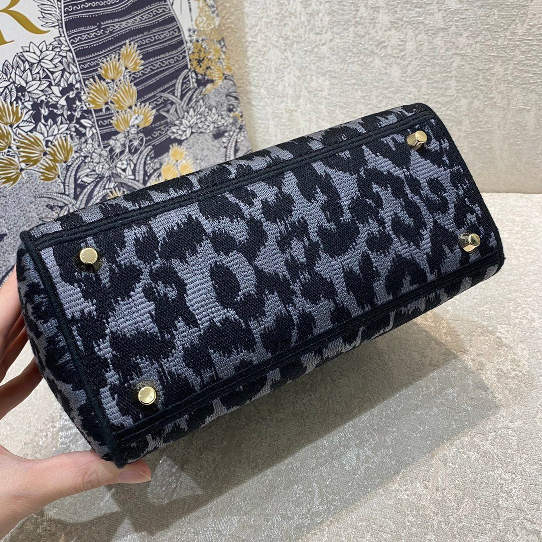 Top Quality MeTop Qualityum Lady D-Lite Bag Blue and Black Mizza Embroidery, Blue and Black Handbags, Crossbody Bags, 24cm CD M0565ORTop Quality_M962
