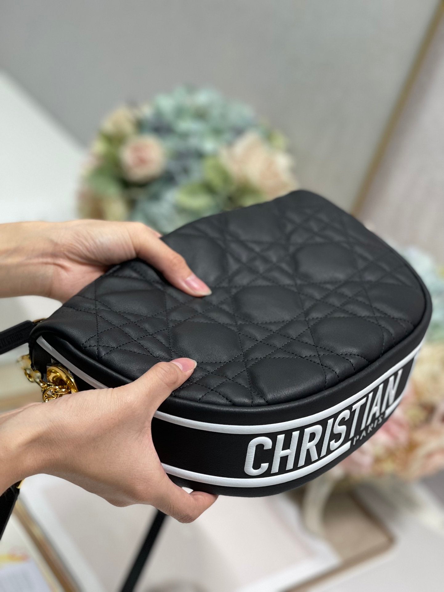 Top Quality MeTop Qualityum Vibe Hobo Bag Black Cannage, Black Handbags, Crossbody Bags, 30cm CD M7201ONOA_M911