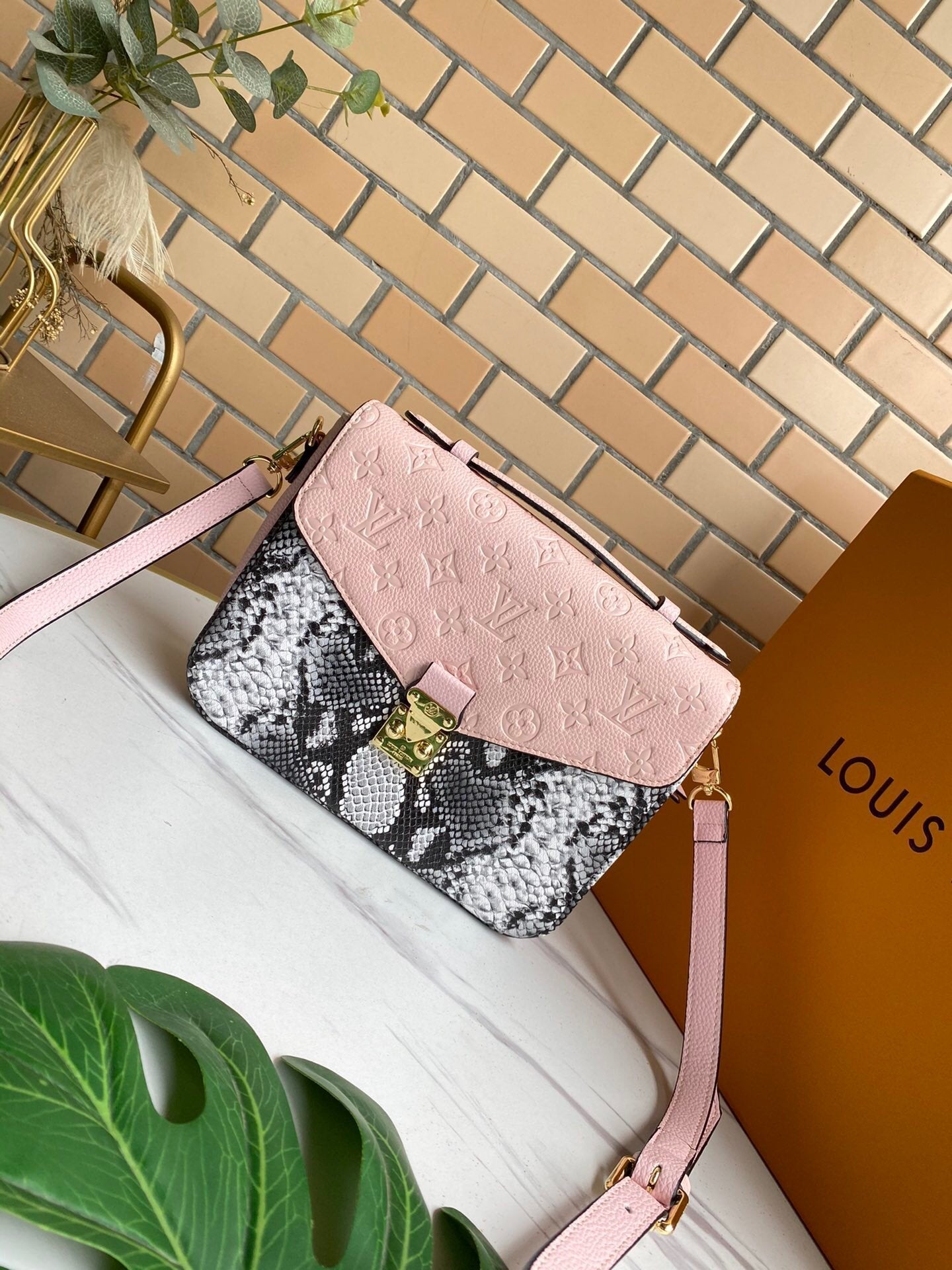 EN - New 1:1 rep  Bags LUV 126