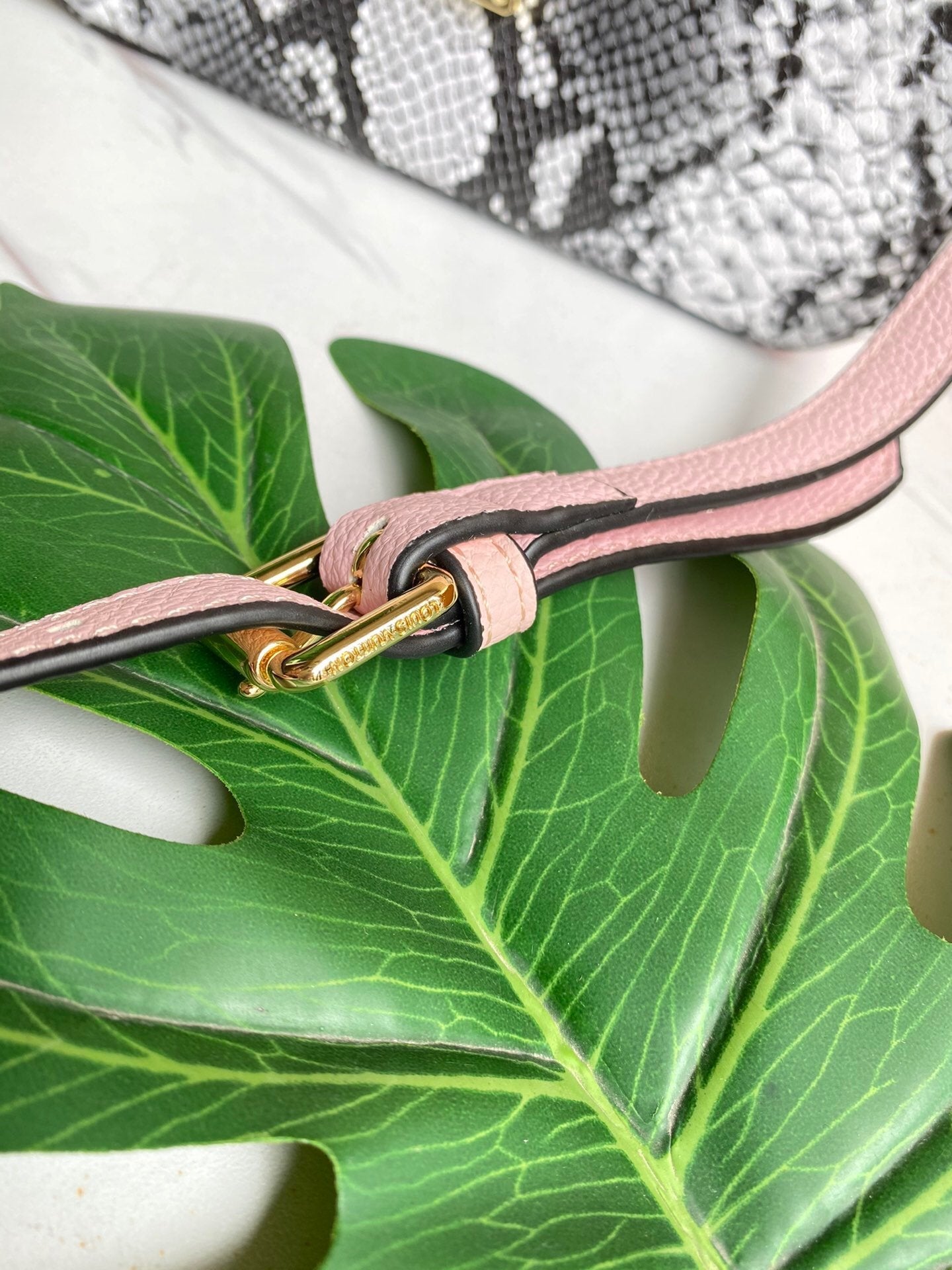 EN - New 1:1 rep  Bags LUV 126