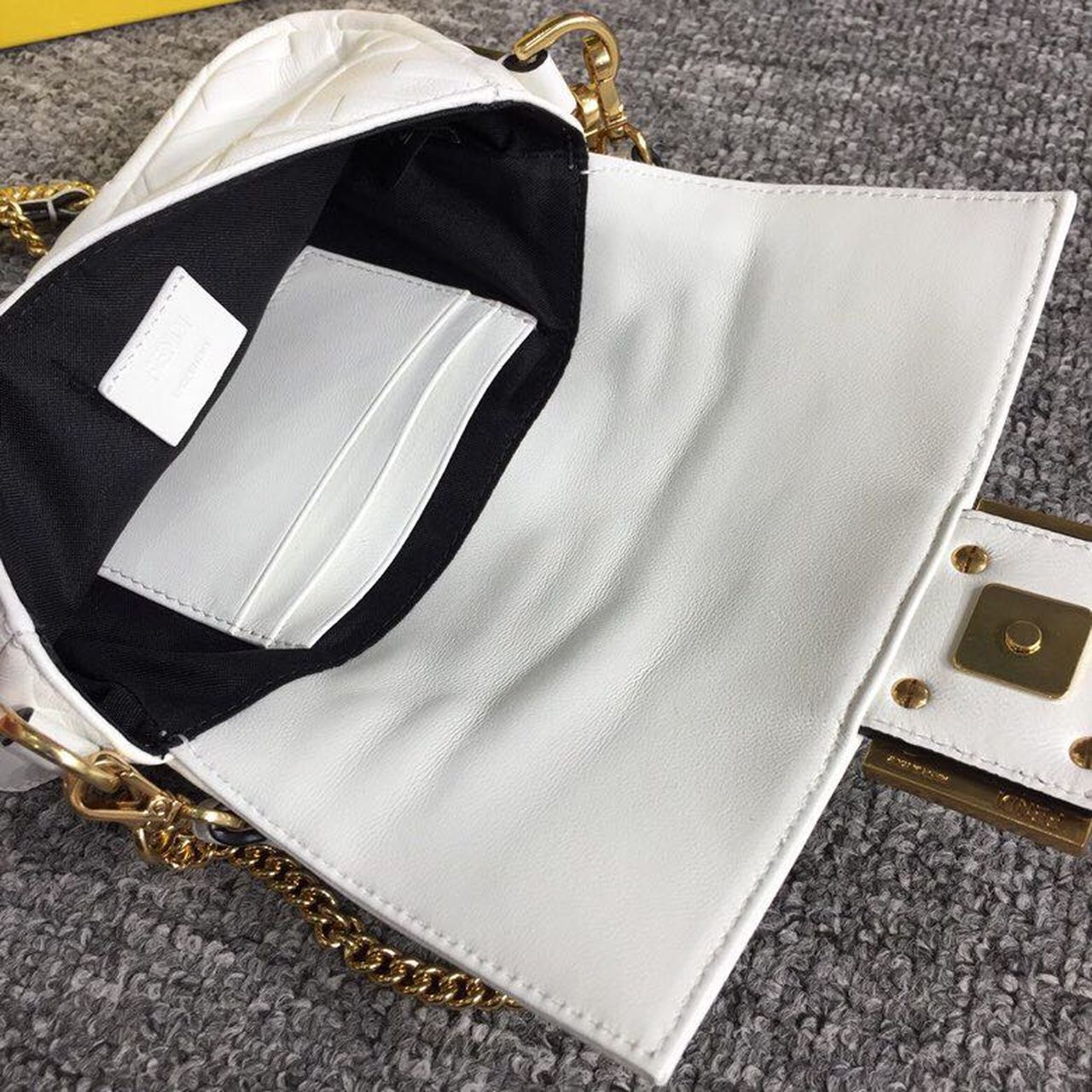 Top QualityTop Quality Baguette Nappa White For Women, Women’s Handbags, Shoulder And Crossbody Bags 7in/19cm FF 8BS017A72VF15AO