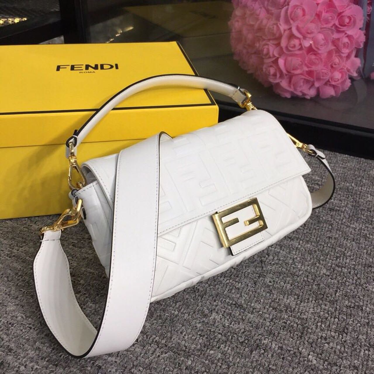 Top QualityTop Quality Baguette Nappa White For Women, Women’s Handbags, Shoulder And Crossbody Bags 10in/27cm FF 8BR600A72VF15AO