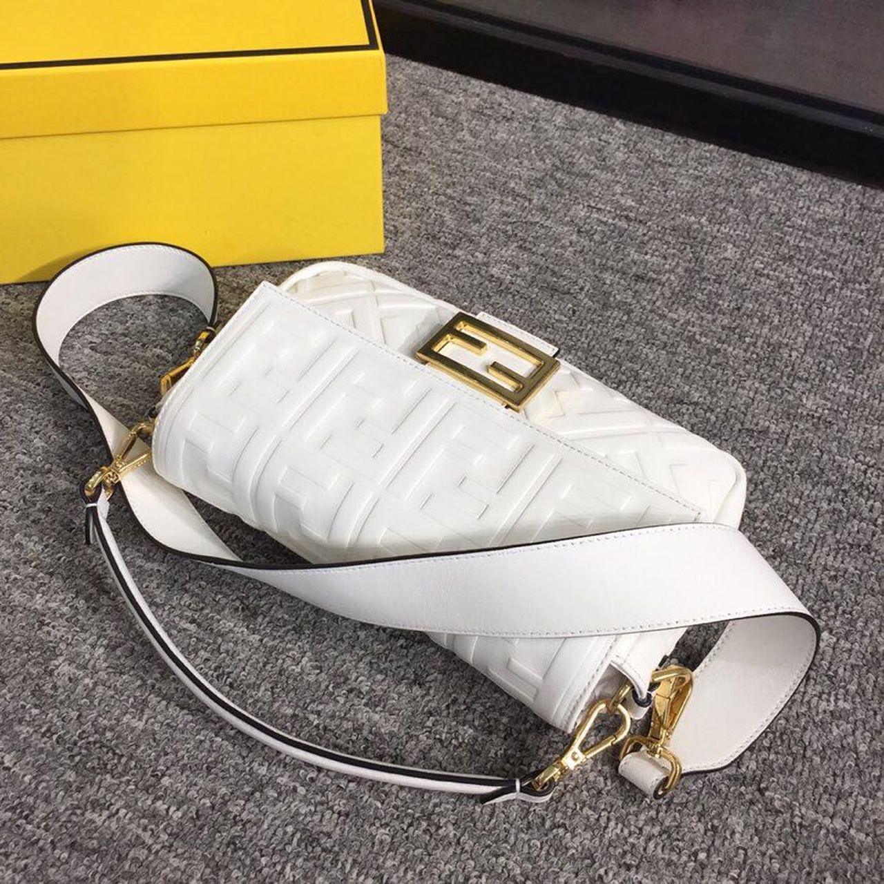 Top QualityTop Quality Baguette Nappa White For Women, Women’s Handbags, Shoulder And Crossbody Bags 10in/27cm FF 8BR600A72VF15AO