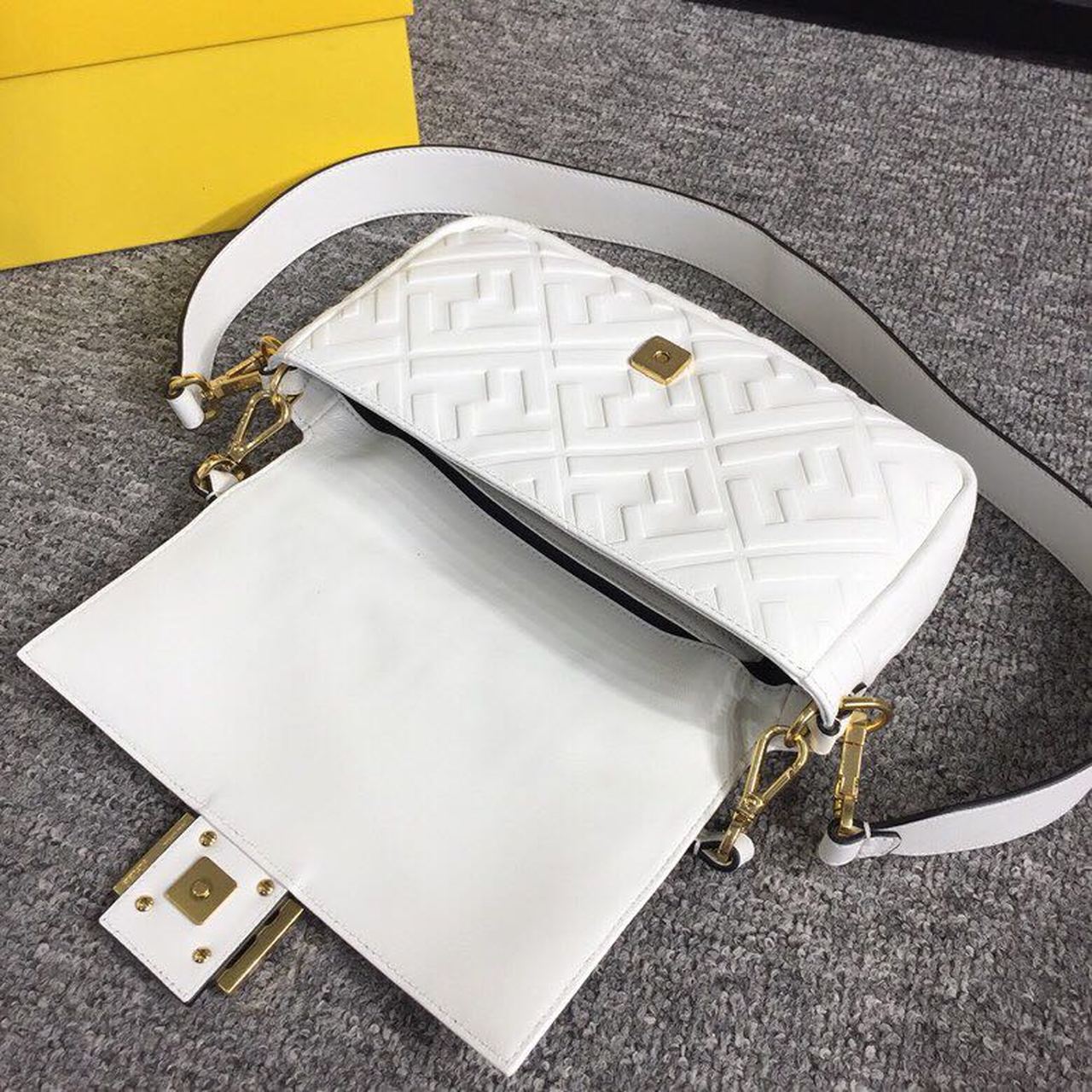 Top QualityTop Quality Baguette Nappa White For Women, Women’s Handbags, Shoulder And Crossbody Bags 10in/27cm FF 8BR600A72VF15AO