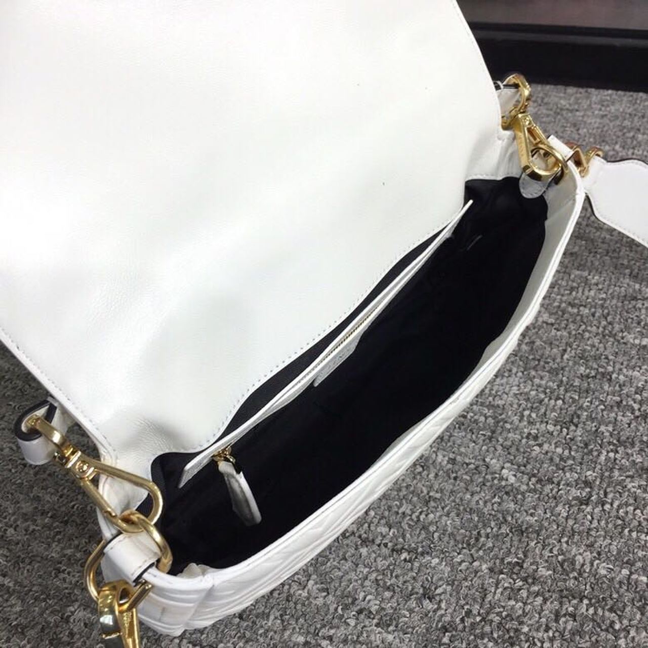 Top QualityTop Quality Baguette Nappa White For Women, Women’s Handbags, Shoulder And Crossbody Bags 10in/27cm FF 8BR600A72VF15AO