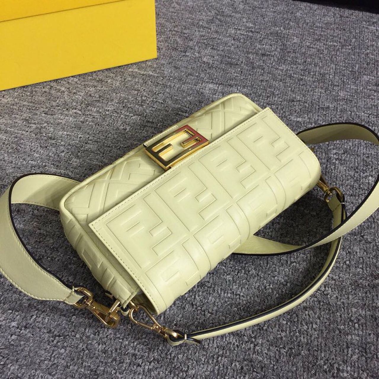 Top QualityTop Quality Baguette Nappa Cream For Women, Women’s Handbags, Shoulder And Crossbody Bags 10in/27cm FF 8BR600