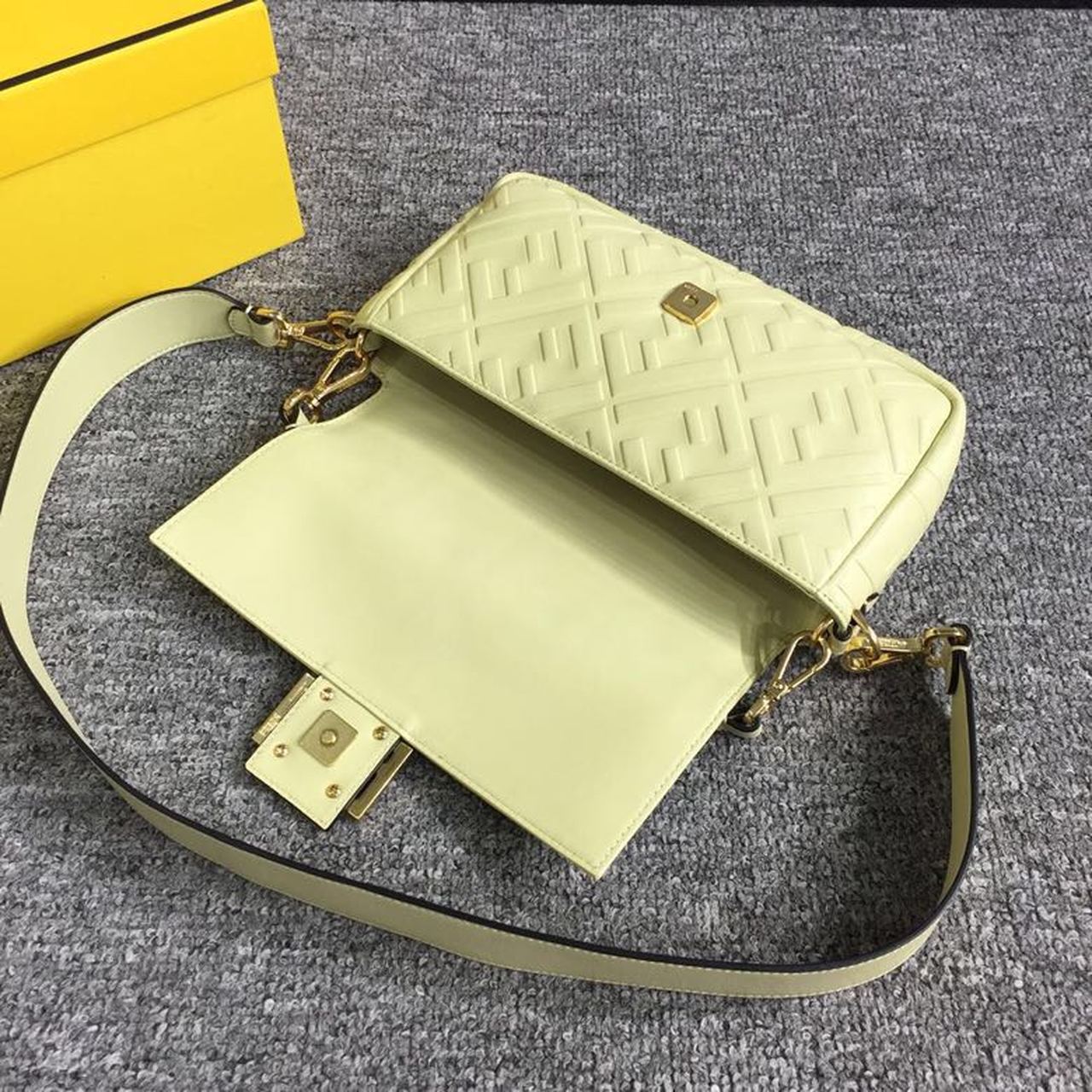 Top QualityTop Quality Baguette Nappa Cream For Women, Women’s Handbags, Shoulder And Crossbody Bags 10in/27cm FF 8BR600