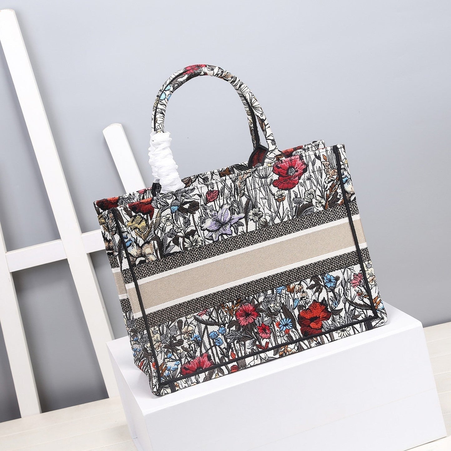 Top Quality MeTop Qualityum Book Tote Bag By Maria Grazia Chiuri For Women 14in/36cm CD