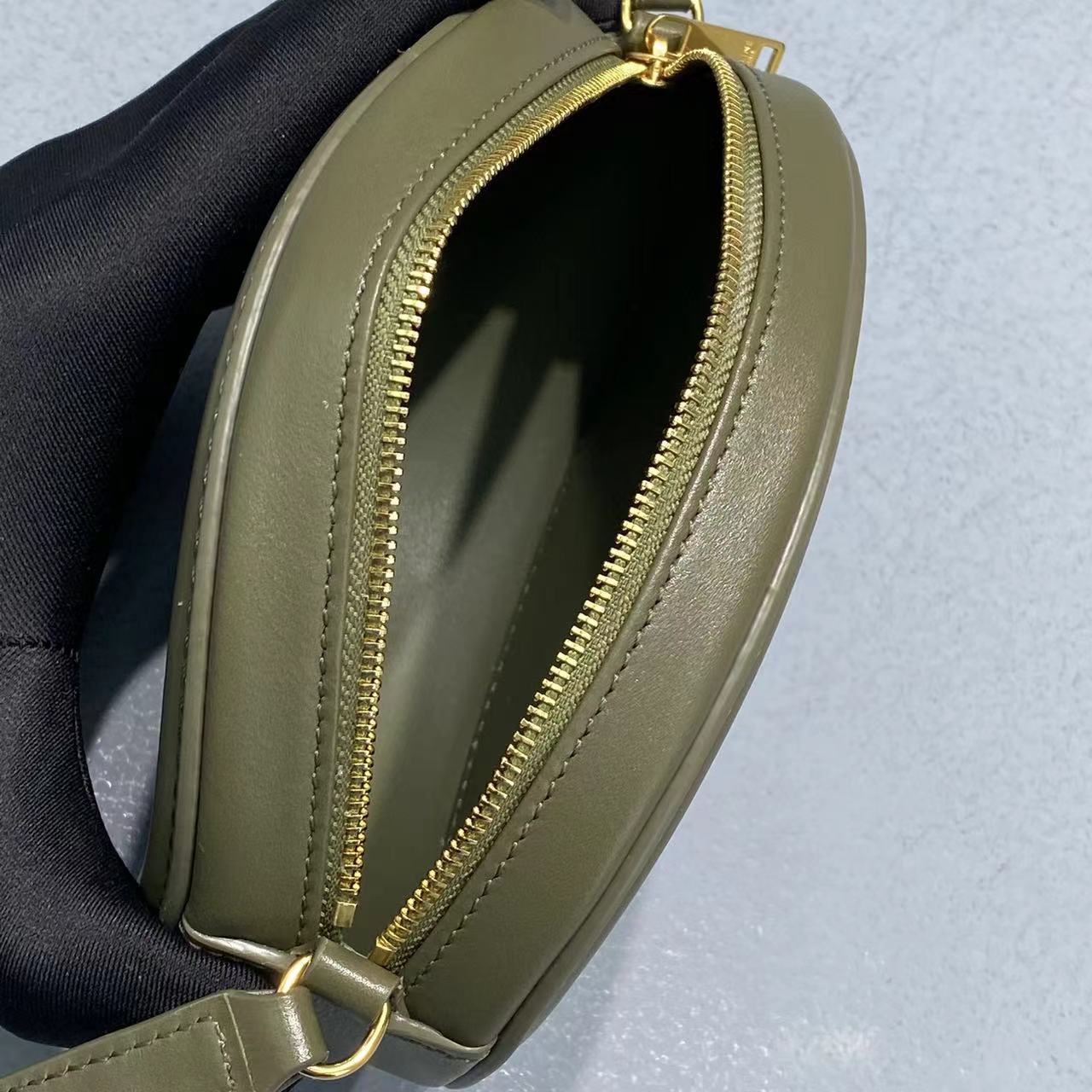 Top Quality Crossbody Oval Purse Cuir Triomphe Dark Green For Women 6in/16cm