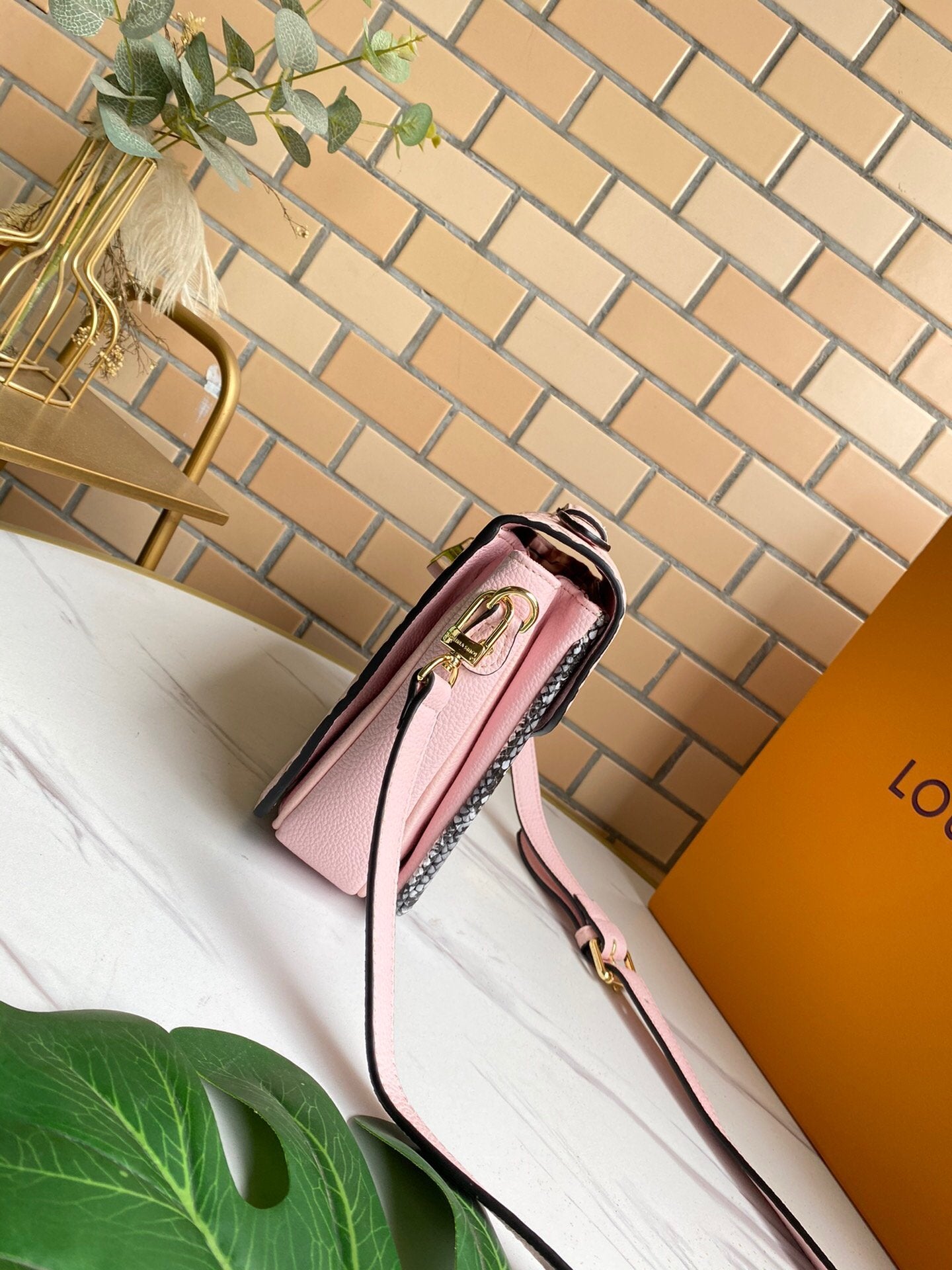 EN - New 1:1 rep  Bags LUV 126
