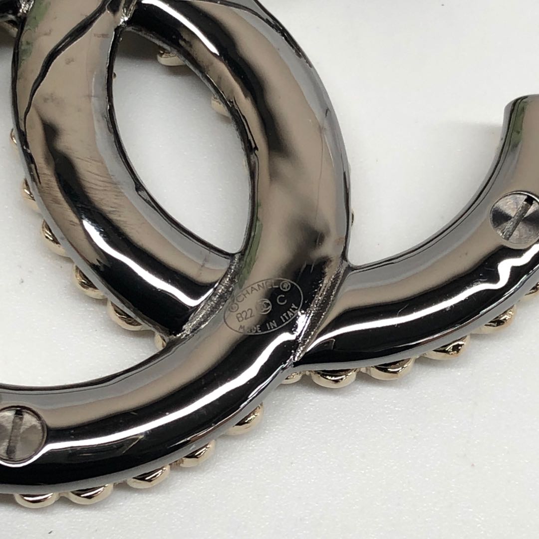 Chanel logo Heart Brooch