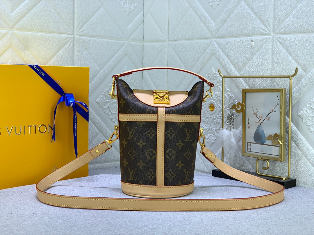 EN - New 1:1 rep Bag LUV 647