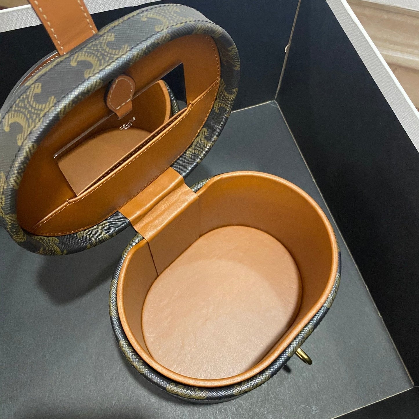 Top Quality Vanity Case In Triomphe Canvas Tan For Women 6in/15cm 4M0932DP4.04LU