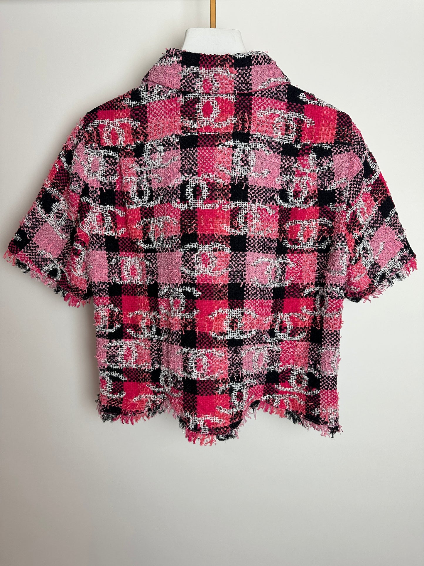 Chanel 22M Coco Beach Hot Pink & Black Cropped Tweed Shirt with White CC Logo Detail Size FR 34 (UK 6)