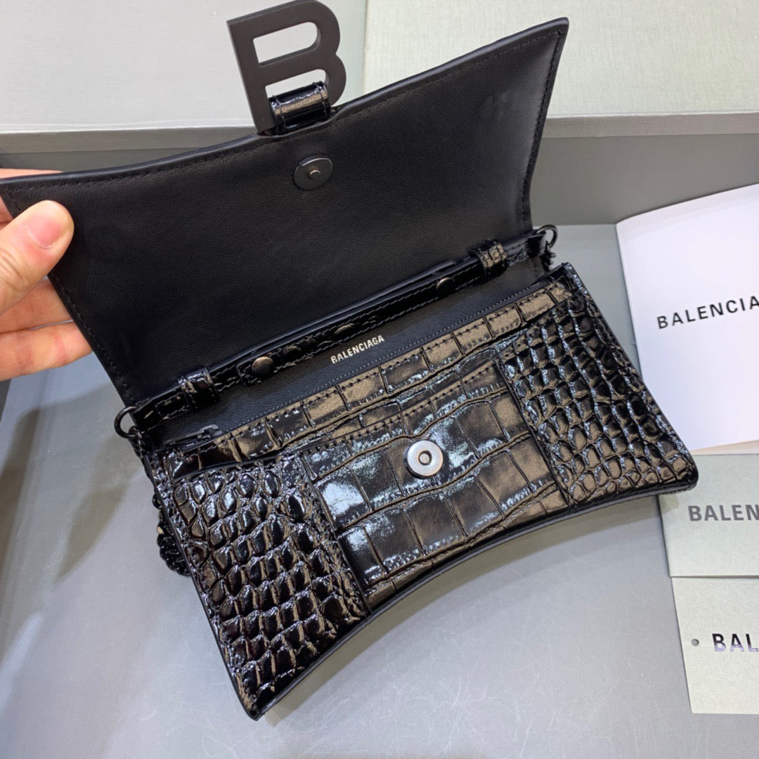 Top Quality Hourglass Wallet On Chain in Black, For Women,  Bags 7.6in/19cm 6560501LR671000