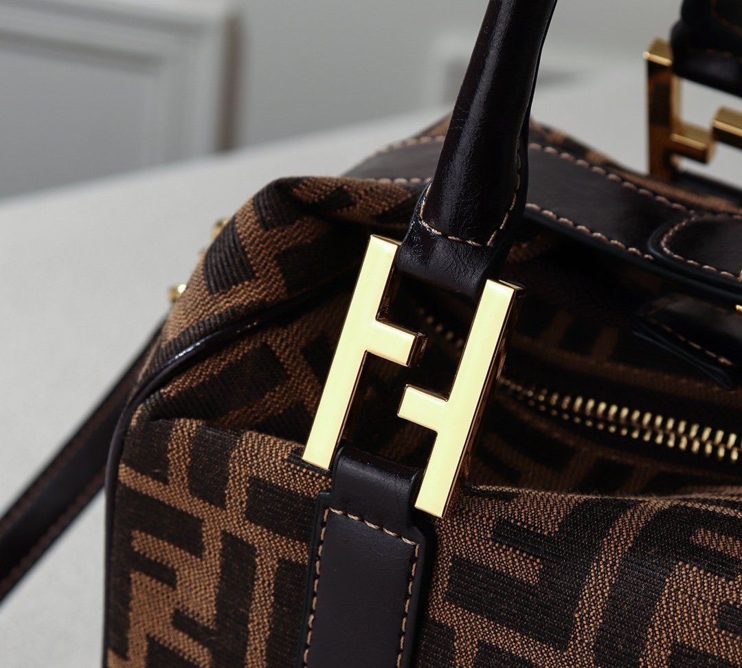 EN - New 1:1 rep  Bags FEI 180
