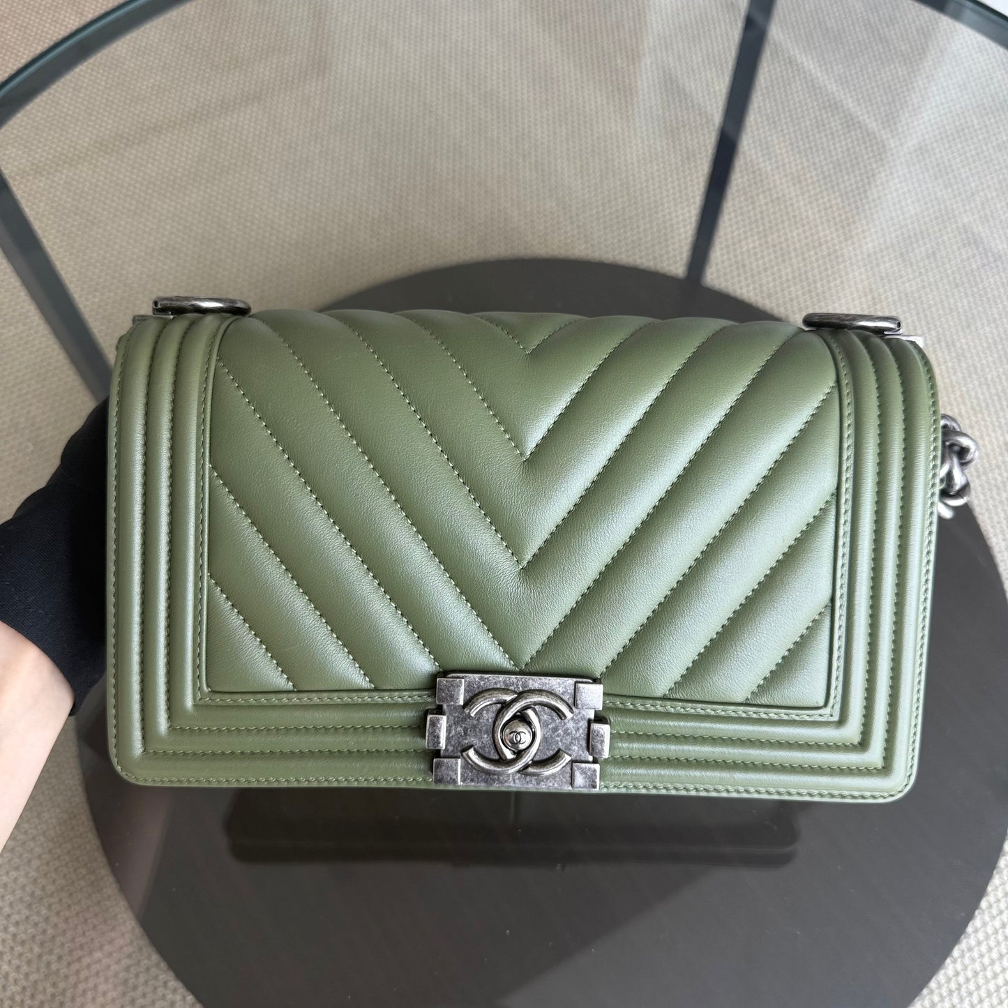 Chanel Boy Medium - 25CM Chevron Calfskin Green Ruthnium Silver Hardware Series 20