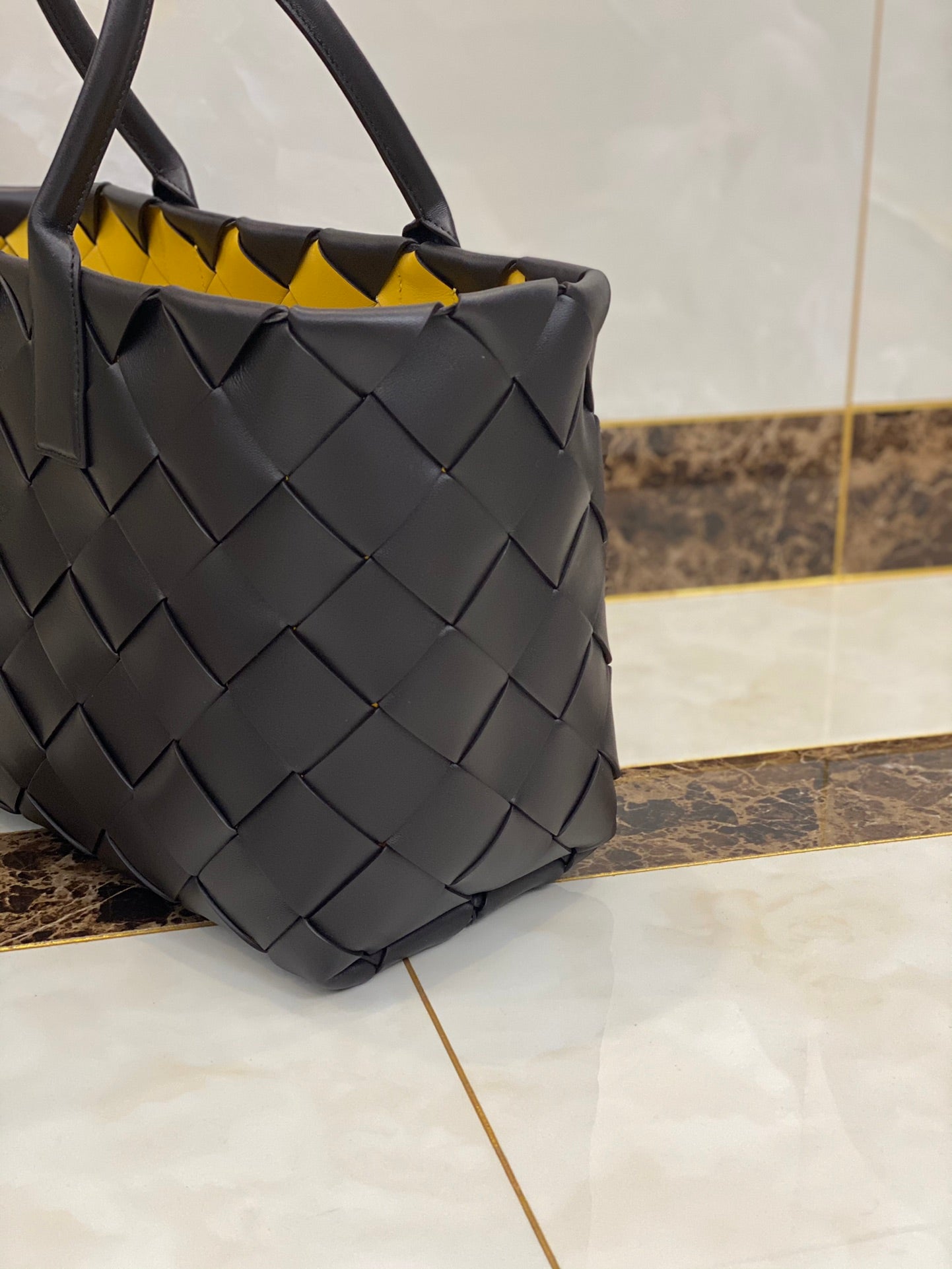 Top Quality MeTop Qualityum Intrecciato Tote Bag Black, For Women, Bags 17.3in/44cm 630817VMAY32544