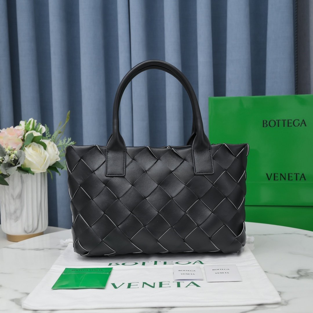 Top Quality MeTop Qualityum Intrecciato Tote Bag Black, For Women, Bags 17.3in/44cm 630817VMAY32544
