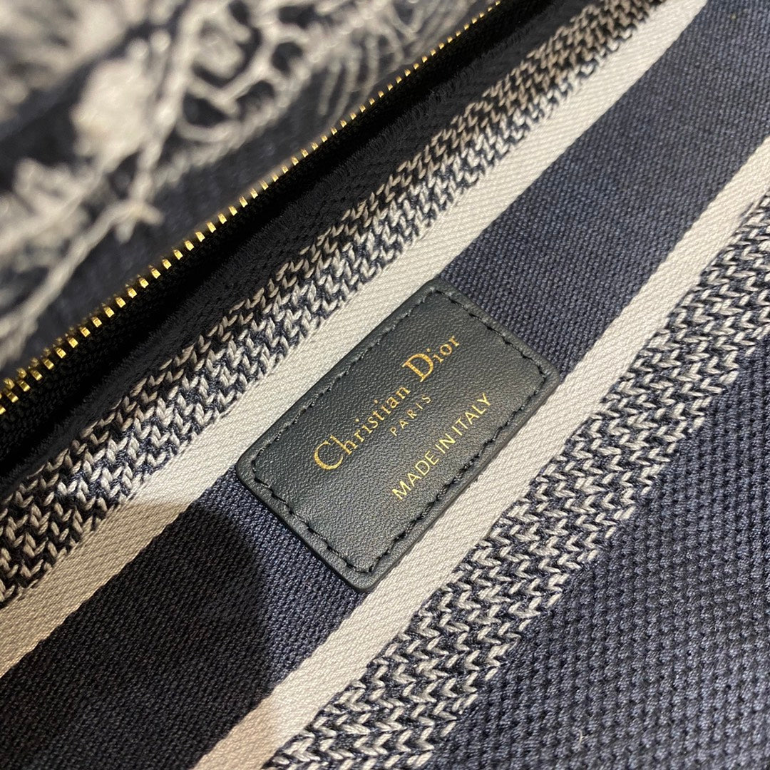 Top Quality MeTop Qualityum Lady D-Lite Bag Toile de Jouy Stripes Embroidery, Navy Blue Handbags, 24cm CD M0565ORLP_M928