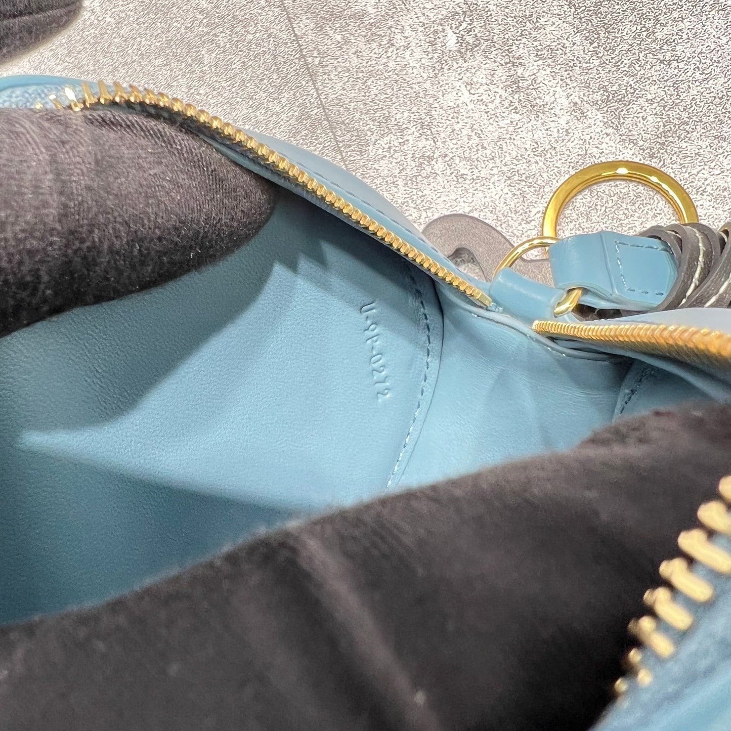 Top Quality Crossbody Oval Purse Cuir Triomphe Blue For Women 6in/16cm 10I703DPQ.07DD