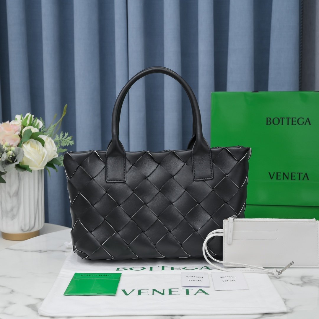 Top Quality MeTop Qualityum Intrecciato Tote Bag Black, For Women, Bags 17.3in/44cm 630817VMAY32544