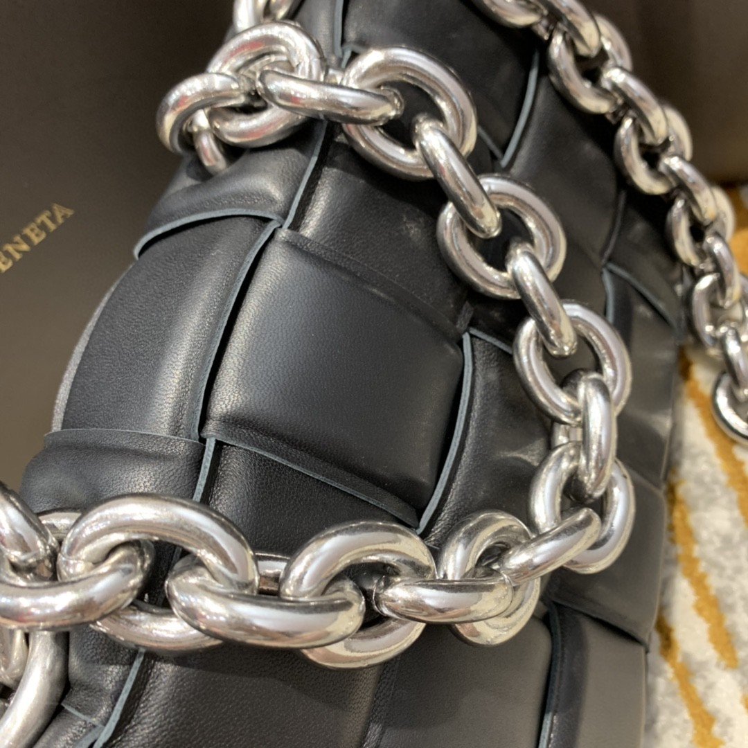 Top Quality Chain Cassette Bag For Women 10.2in/26cm In Black 631421VBWZ01229