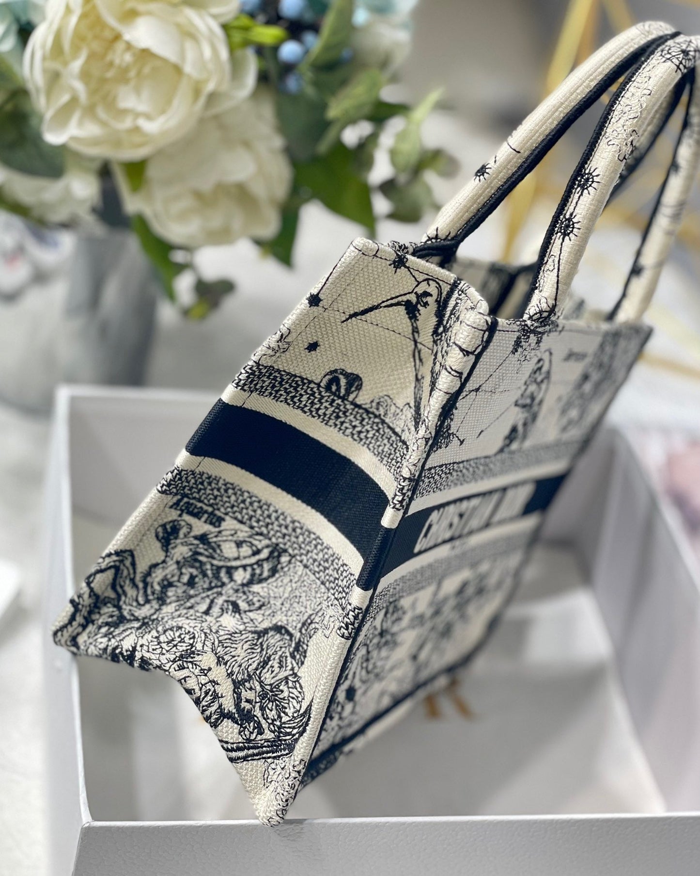 Top Quality Small Book Tote White, For Women, Womens Handbags 26.5cm/10.5in CD M1265ZRHZ_M941