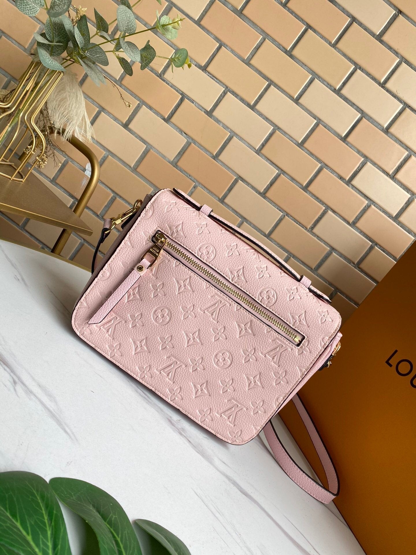 EN - New 1:1 rep  Bags LUV 126