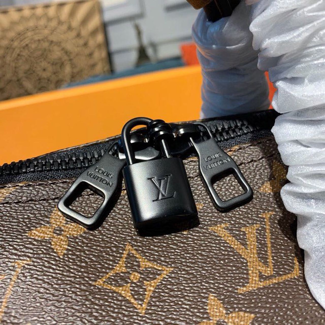 Top Quality Keepall Bandouliere 50 Monogram Solar Ray Canvas Black/Orange By Virgil Abloh For Men, Bags, Travel Bags 19.7in/50cm Top Quality M44471