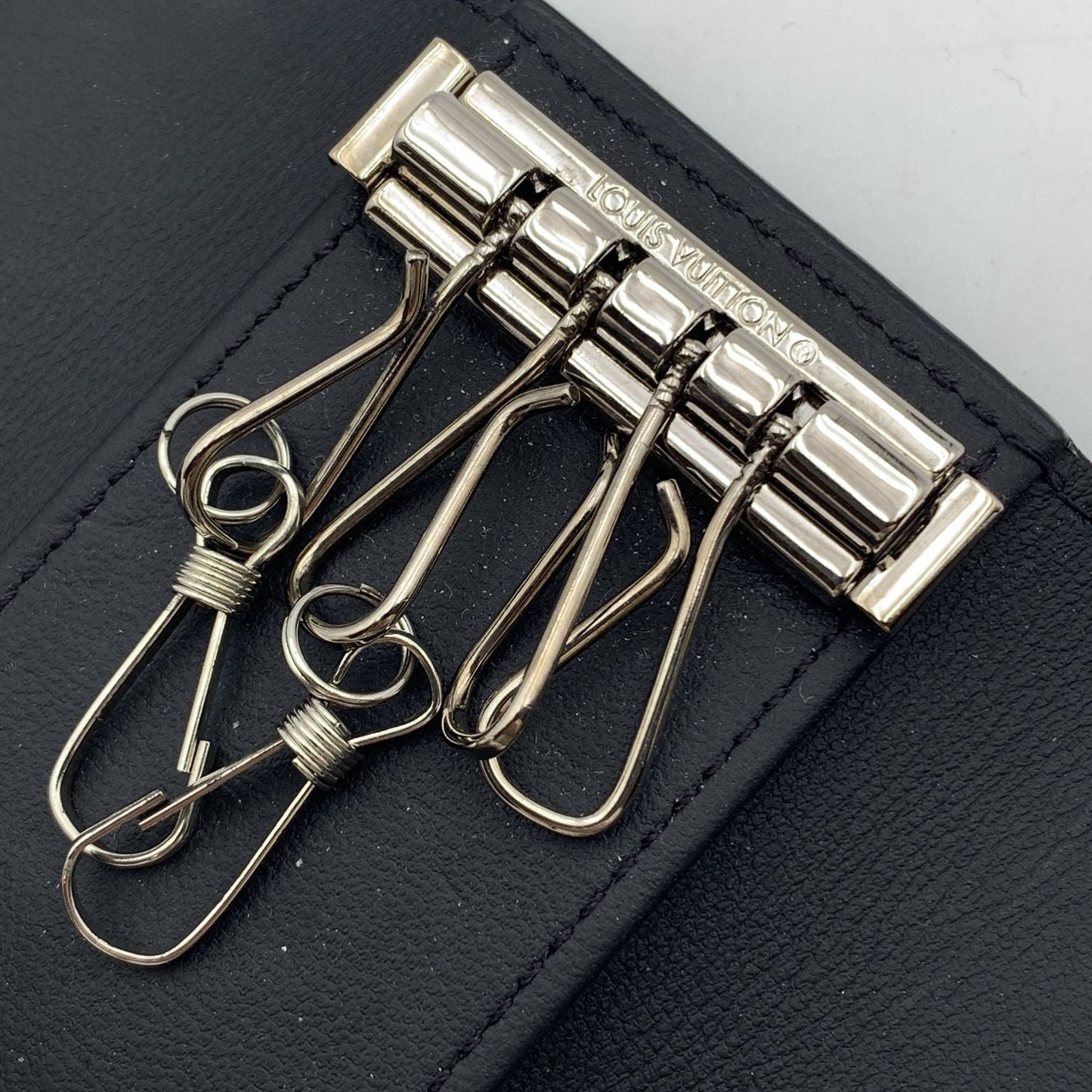LOUIS VUITTON Black Mahina Leather Multicle 4 Key Case Holder Pouch