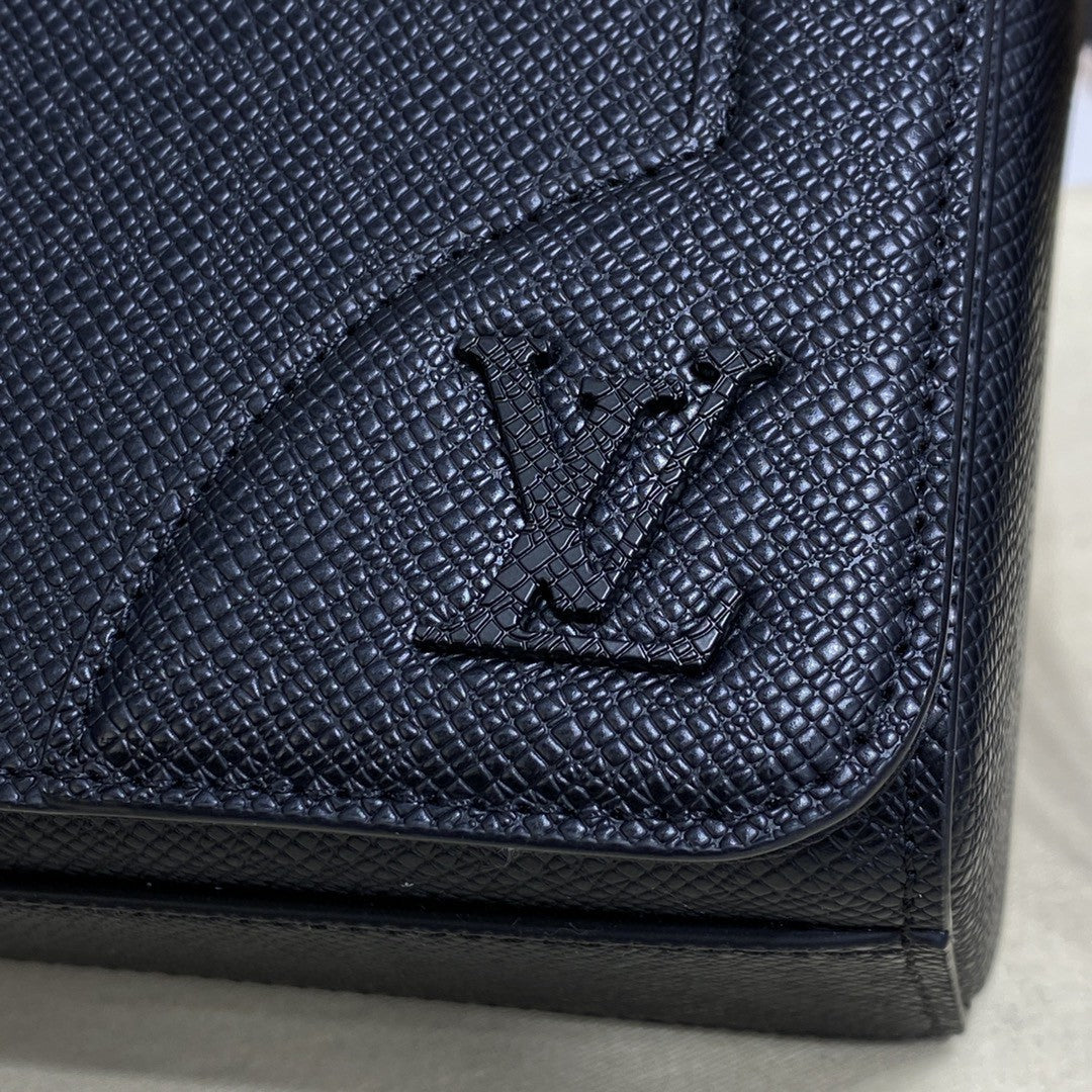 Top Quality New Flap Messenger Bag Taiga Black For Men, Bags, Shoulder And Crossbody Bags 11.1in/28.3cm Top Quality M30807