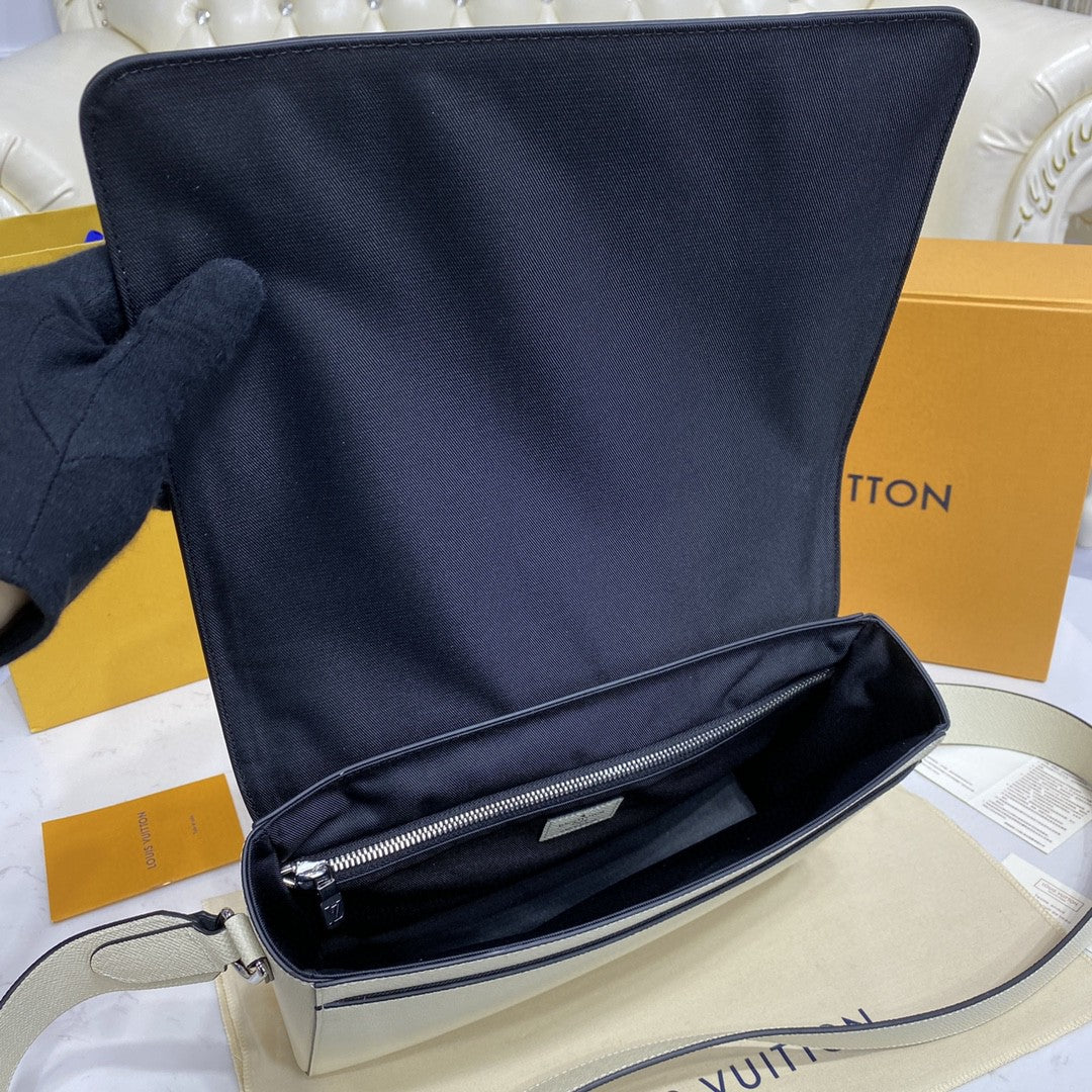 Top Quality New Flap Messenger Bag Taiga White For Men, Bags, Shoulder And Crossbody Bags 11.1in/28.3cm Top Quality 