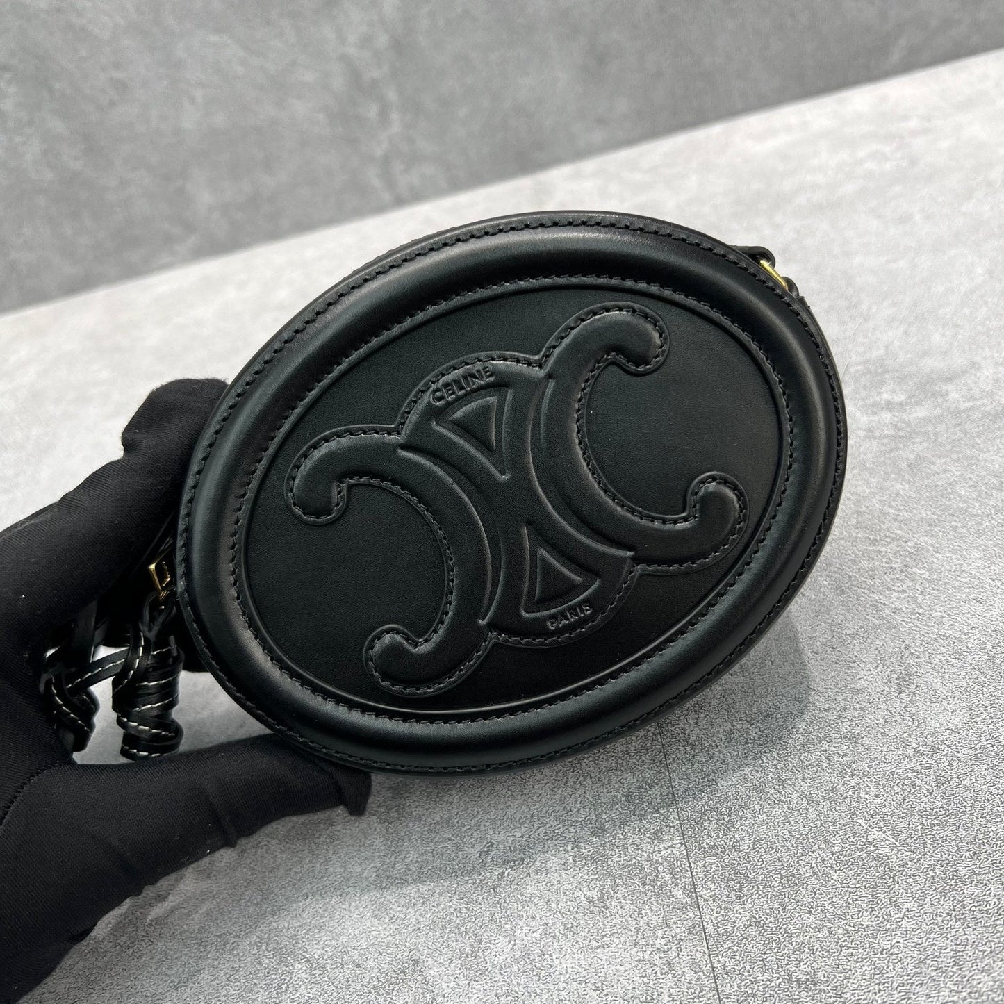 Top Quality Crossbody Oval Purse Cuir Triomphe Black For Women 6in/16cm 10I703DPQ.38NO
