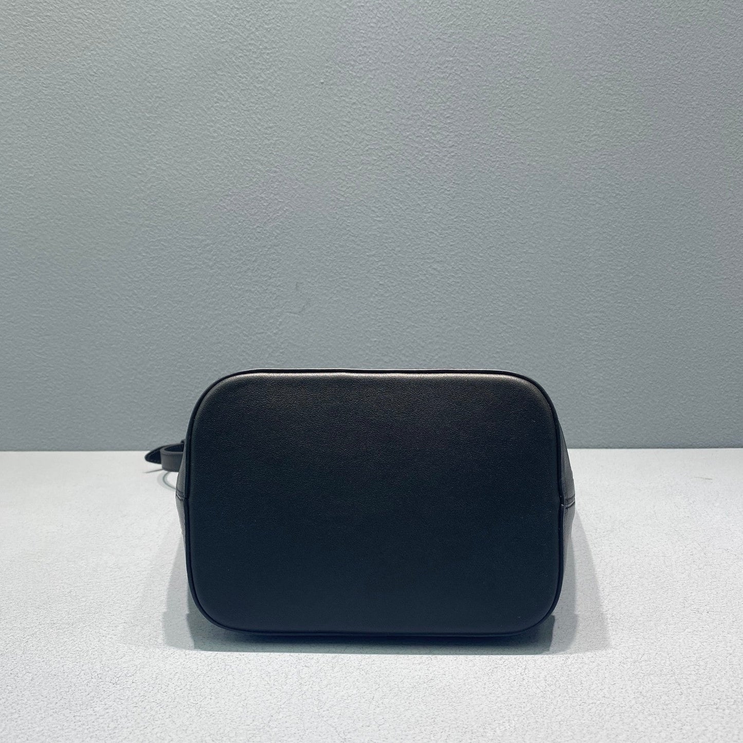 Top Quality Small Bucket Cuir Triomphe Black For Women 9in/22cm 198243DU3.38NO