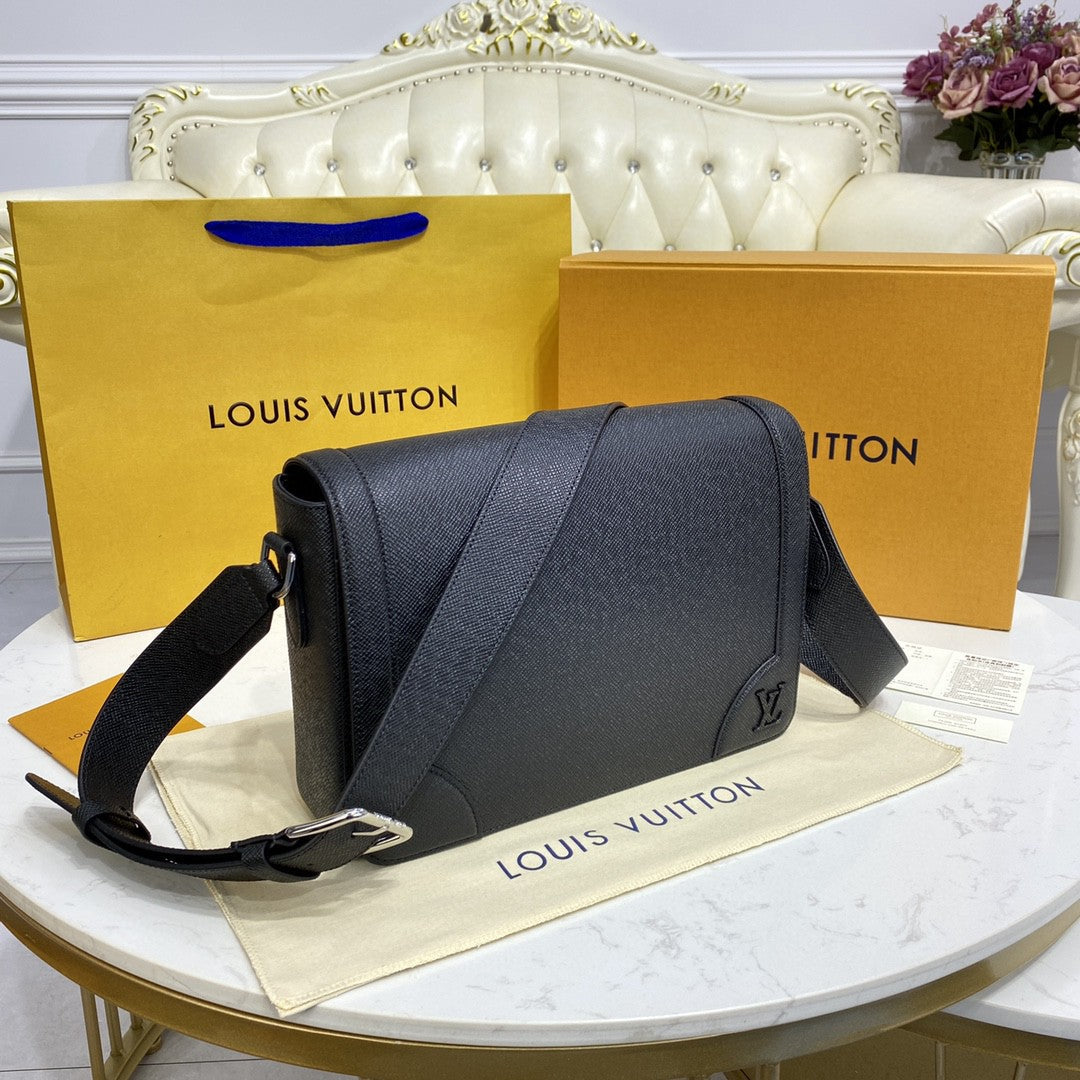Top Quality New Flap Messenger Bag Taiga Black For Men, Bags, Shoulder And Crossbody Bags 11.1in/28.3cm Top Quality M30807