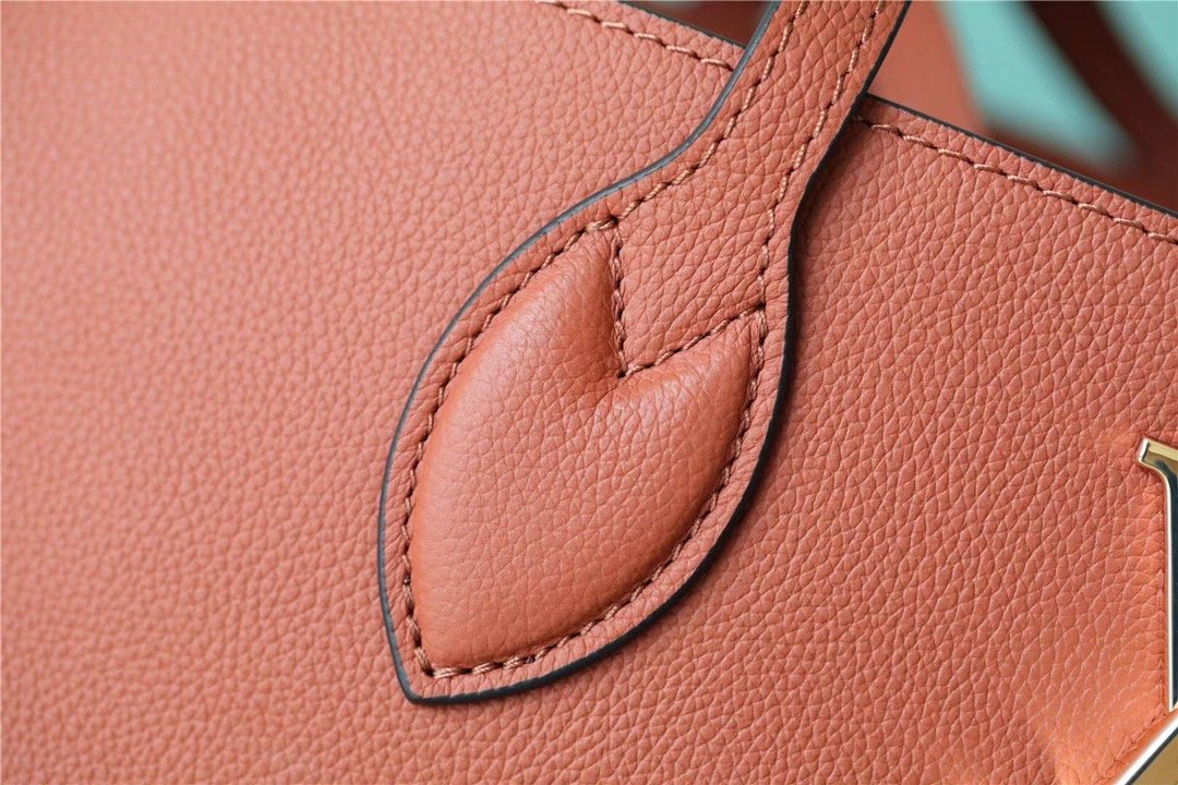 Top Quality Lockme Shopper Grain Chataigne Brown For Women,  Shoulder And Crossbody Bags 10.4in/26.5cm Top Quality M58927