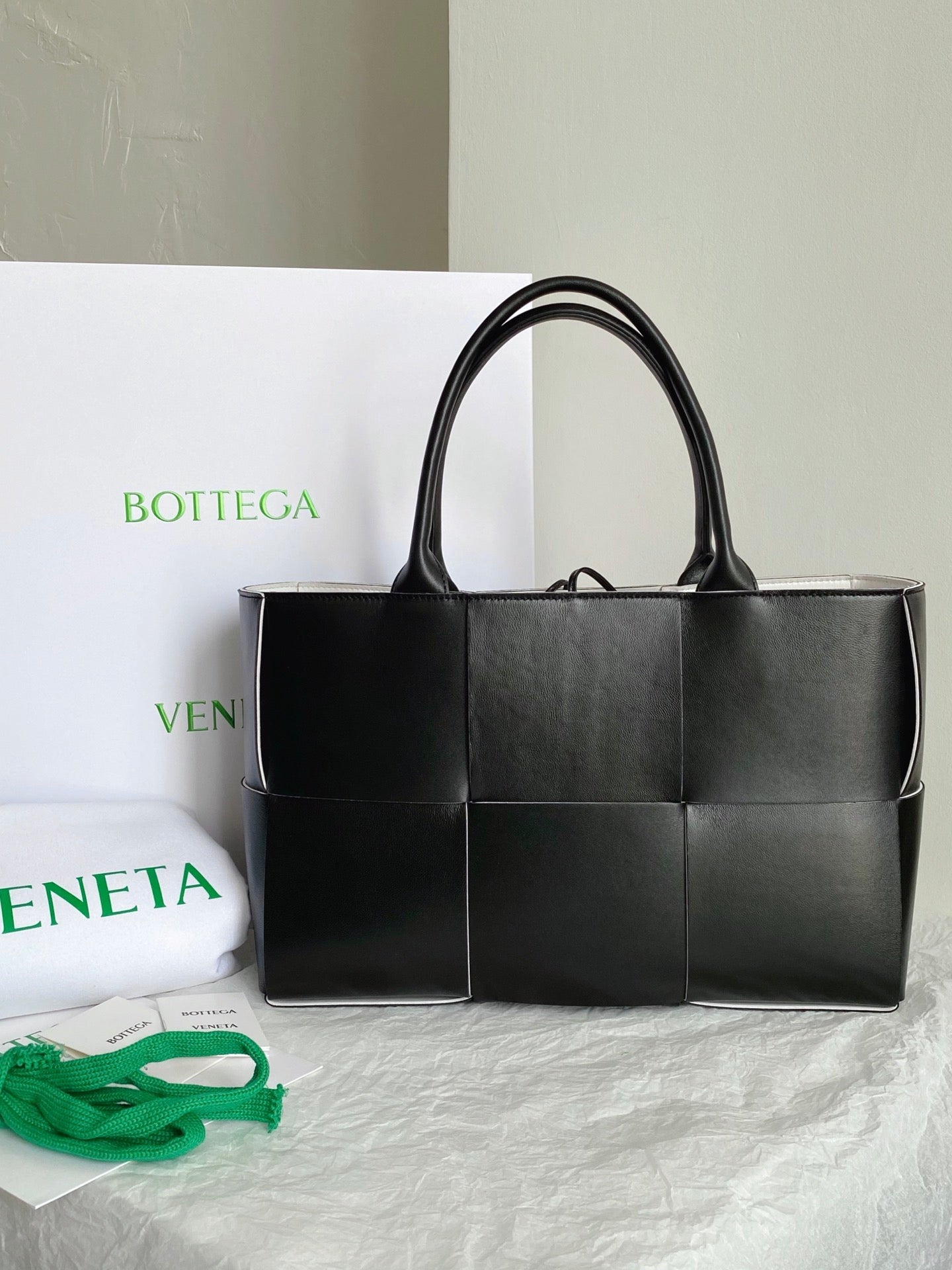 Top Quality Arco Tote Bag For Women 16.14in/41cm In Black 609175VMAY31283