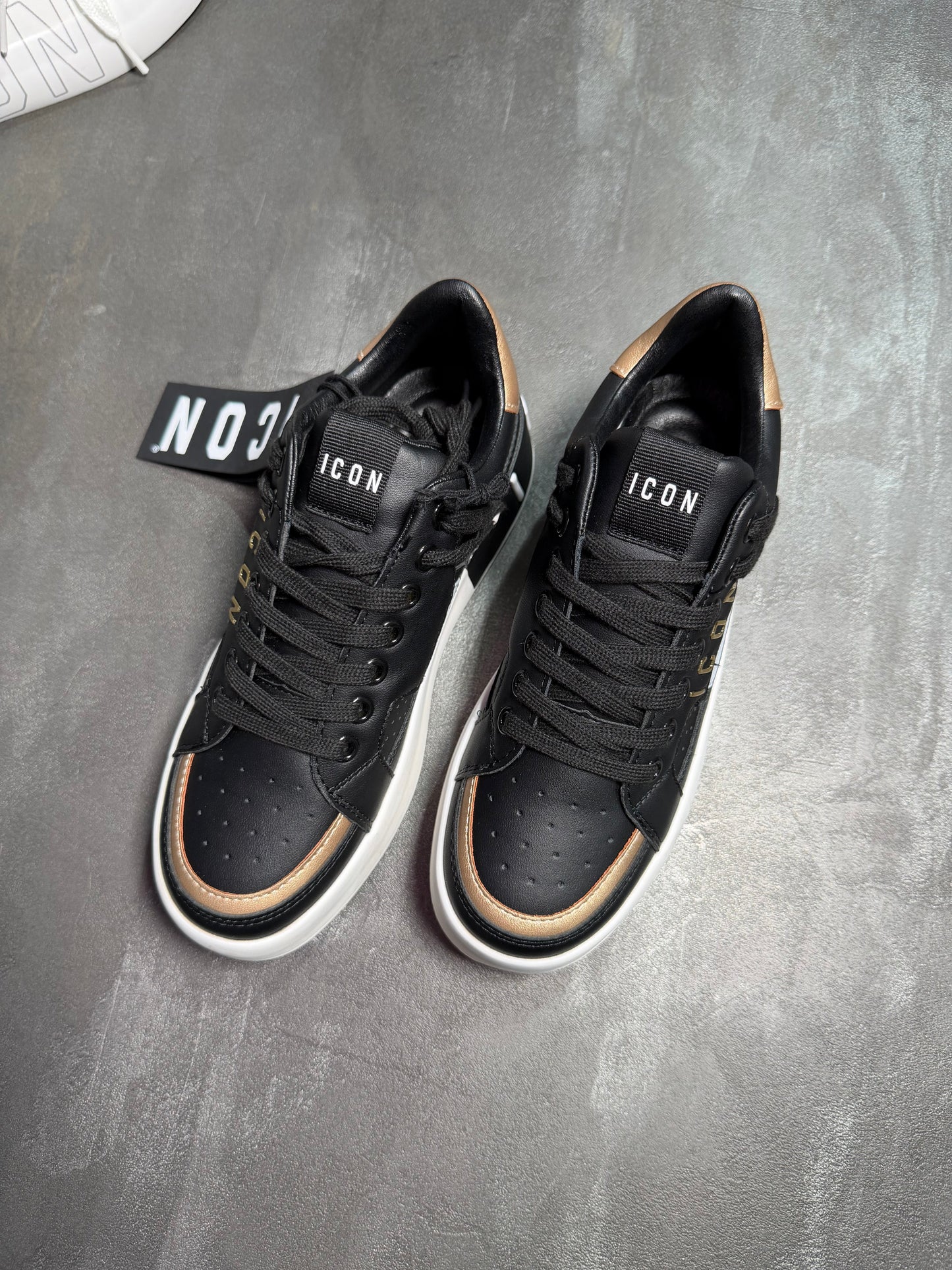 Sneakers black/gold ICON
