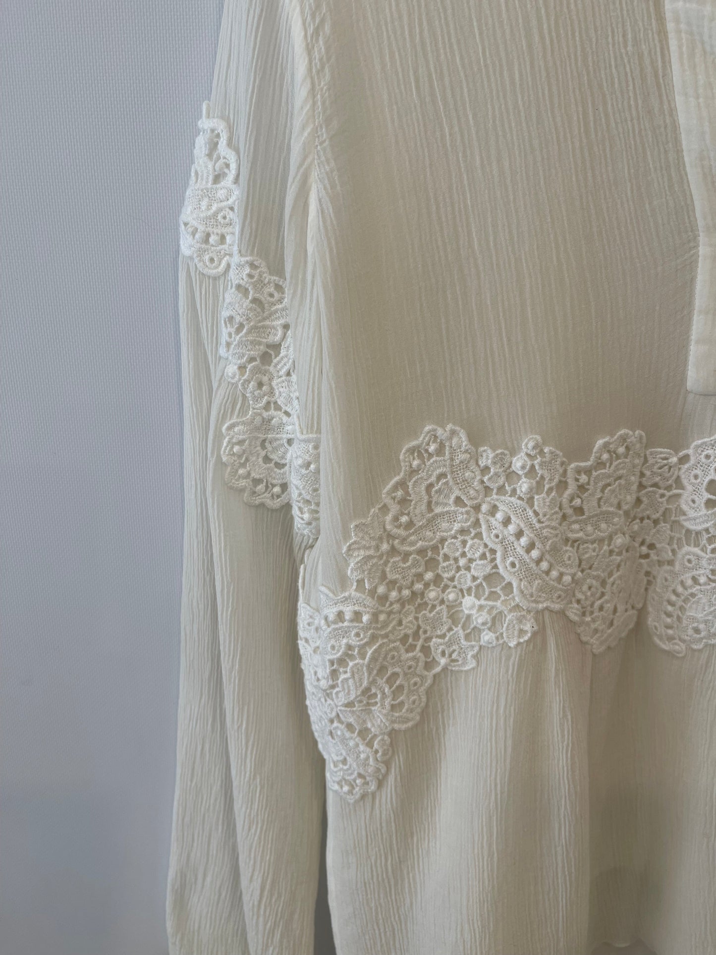 ChloŽ Cream Long-Sleeve Top with Embroideries and Cut-Out Detail FR 38 (UK 10)