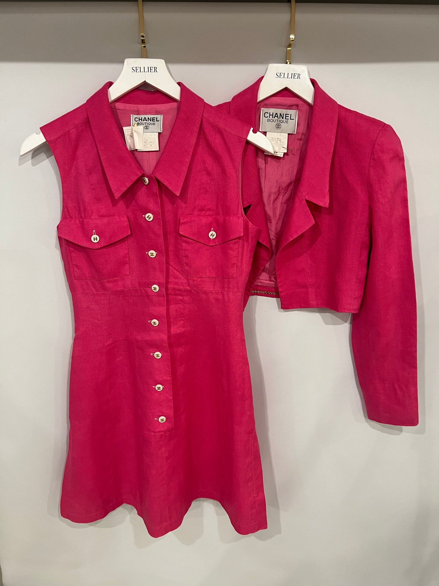 Chanel 95/P   Barbie Pink Linen Mini Dress and Cropped Jacket Set with Gold CC Logo Buttons Size FR 38 (UK 10)