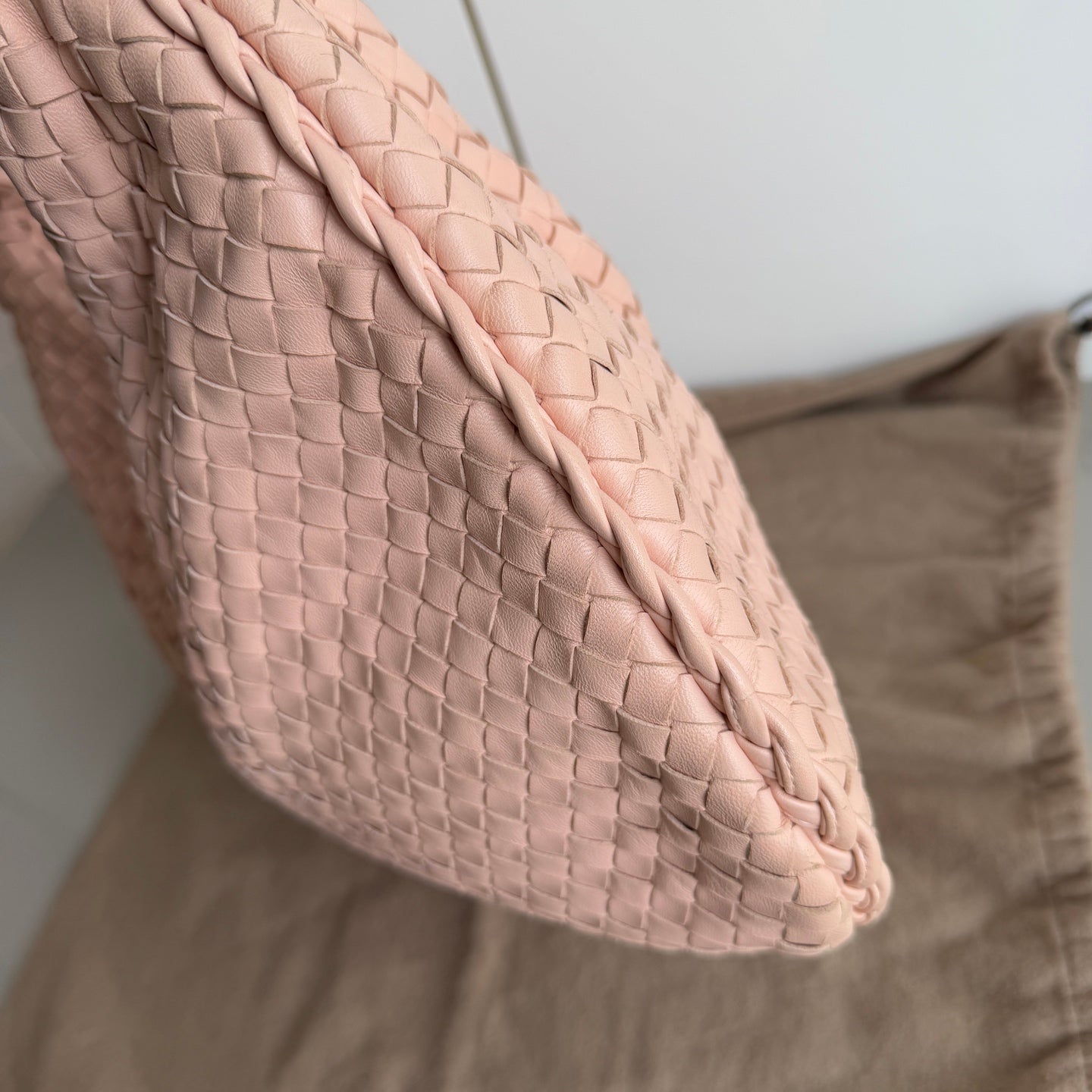 Bottega Veneta Veneta Hobo Intrecciato Light Almond Pink Intrecciato Leather Bag 48cm