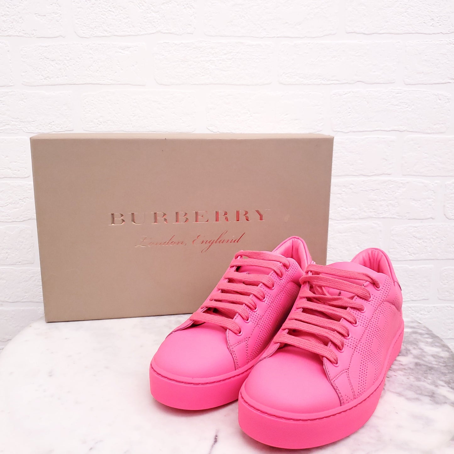 BURBERRY NEON PINK LEATHER SNEAKERS - SIZE 37