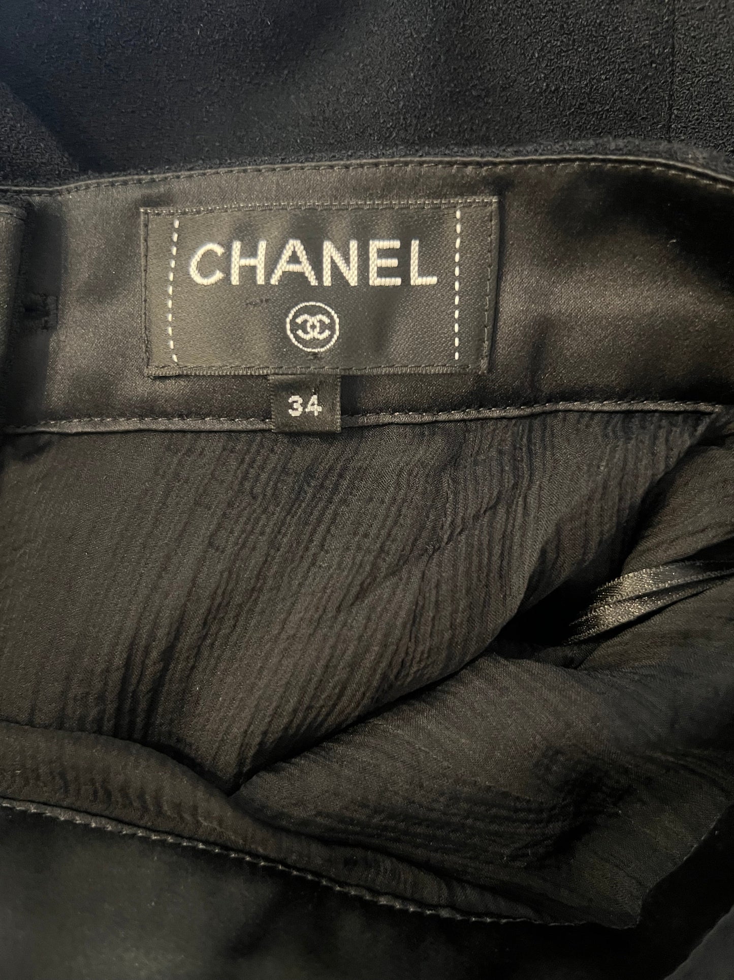 *RUNWAY* Chanel MŽtiers d'Art 2023 Black Front-Cropped Midi Skirt with Back Gold CC Logo Button Detail Size FR 34 (UK 6)