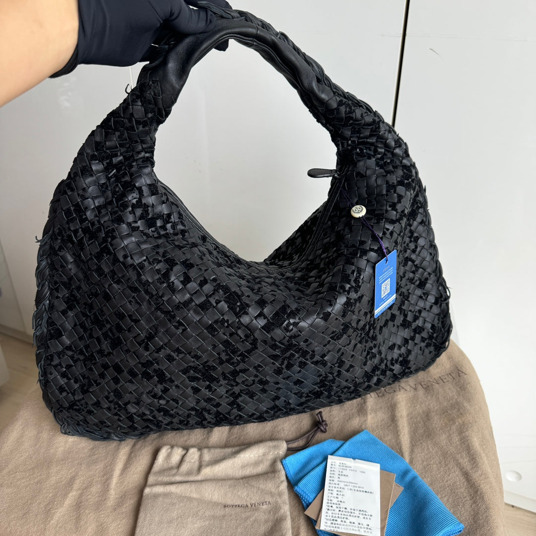 Bottega Veneta Veneta Hobo Medium Leather and Velvet Black 47cm