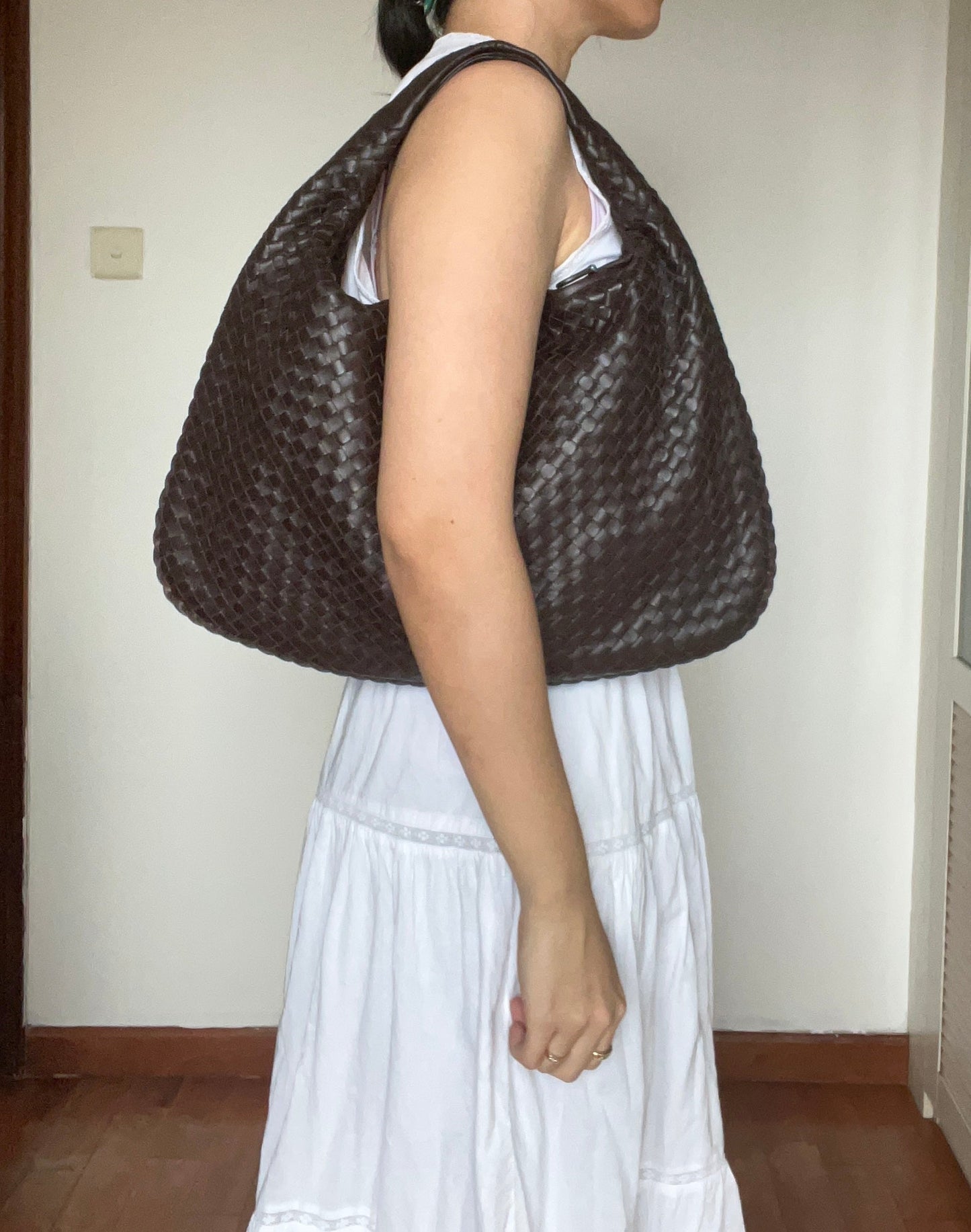 Bottega Veneta Intrecciato Hobo Bag Medium Chocolate Brown Lambskin leather 48cm