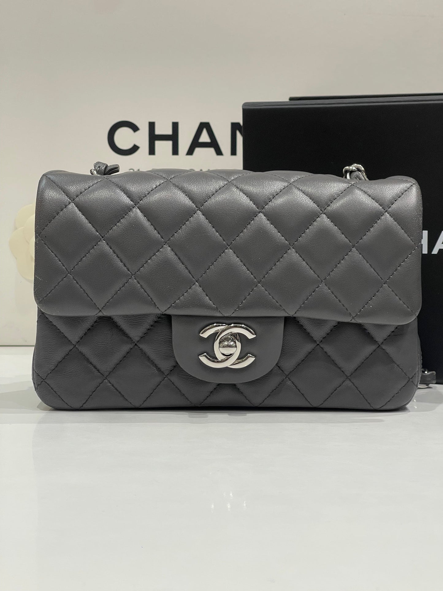Chanel - Sac classique à rabat gris 2023