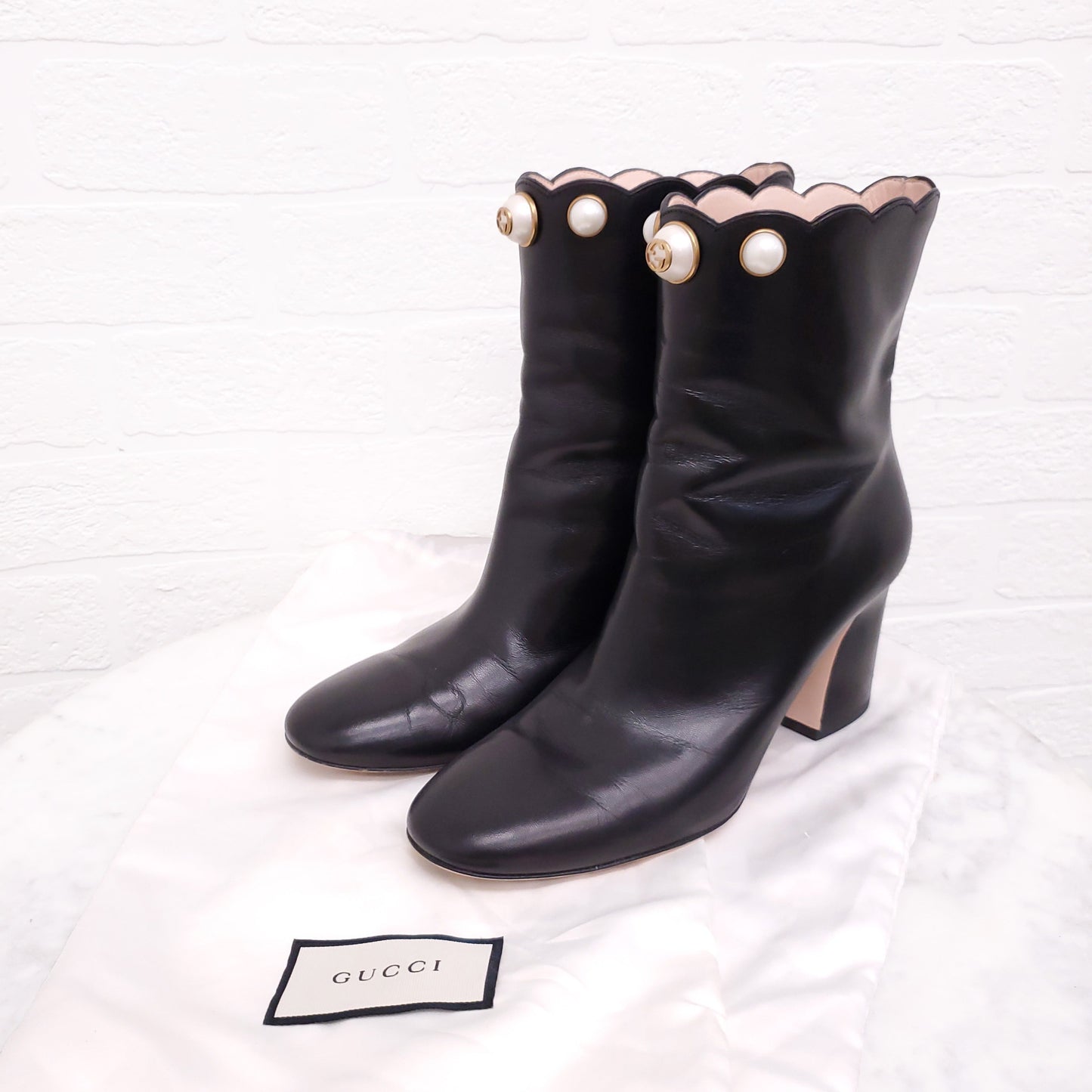 GUCCI BLACK LEATHER BOOTS WITH PEARL GG’S - SIZE 37