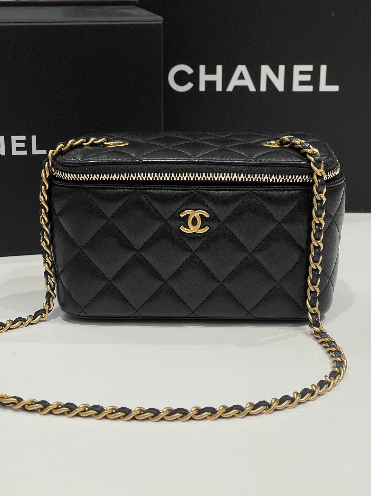 Chanel - sac vanity en cuir noir chaîne rétractable